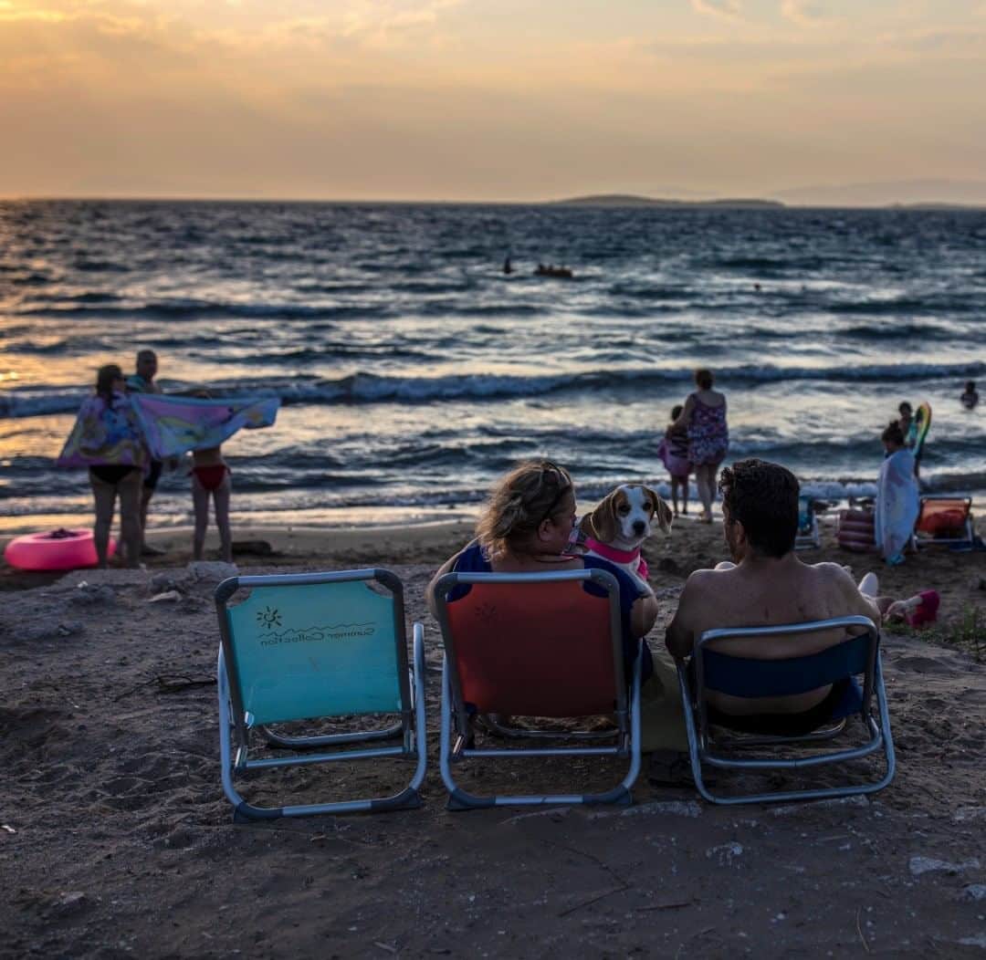 National Geographic Travelさんのインスタグラム写真 - (National Geographic TravelInstagram)「Photo by Muhammed Muheisen @mmuheisen  People enjoy the beach as the sun sets over the Saronic Gulf in Kavouri, a suburb of Athens, Greece. For more photos and videos from different parts of the world, follow me @mmuheisen and @mmuheisenpublic. #muhammedmuheisen #Greece #Athens #summer」8月25日 7時03分 - natgeotravel