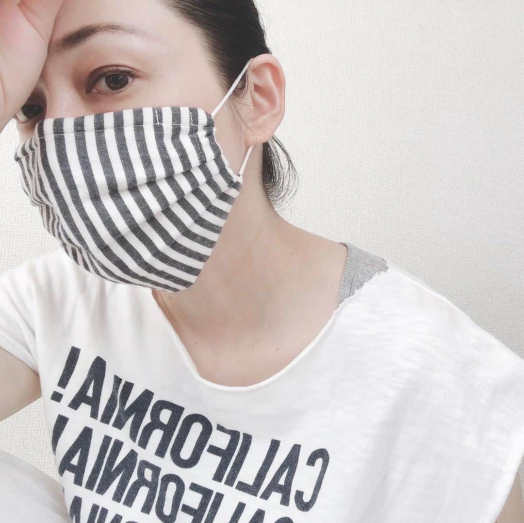 竹中友紀子さんのインスタグラム写真 - (竹中友紀子Instagram)「#マスク生活  私が手づくりさせていただいている @yutsuki_official  の夏マスク。  綿、麻の天然素材にこだわり、夏でも快適にお着けいただけるようお作りしています。 さらにこだわっているのはコーディネートを楽しむマスク。 元々仕事柄日常的にマスクを着ける機会が多かったのですが、コーディネートとしてマスクだけ浮いているのがずっと気になっていました。なので、コーディネートの一部として楽しんでいただけるマスクをご提案させていただいています。 私自身 @yutsuki_official の夏マスク5種類の中から、洋服に合わせて今日はどのマスクにしよう？というように、毎日マスク選びを楽しんでいます。 ぜひマスクコーデの楽しみ、味わってみてください^ ^」8月25日 7時15分 - yukikotakenaka_official