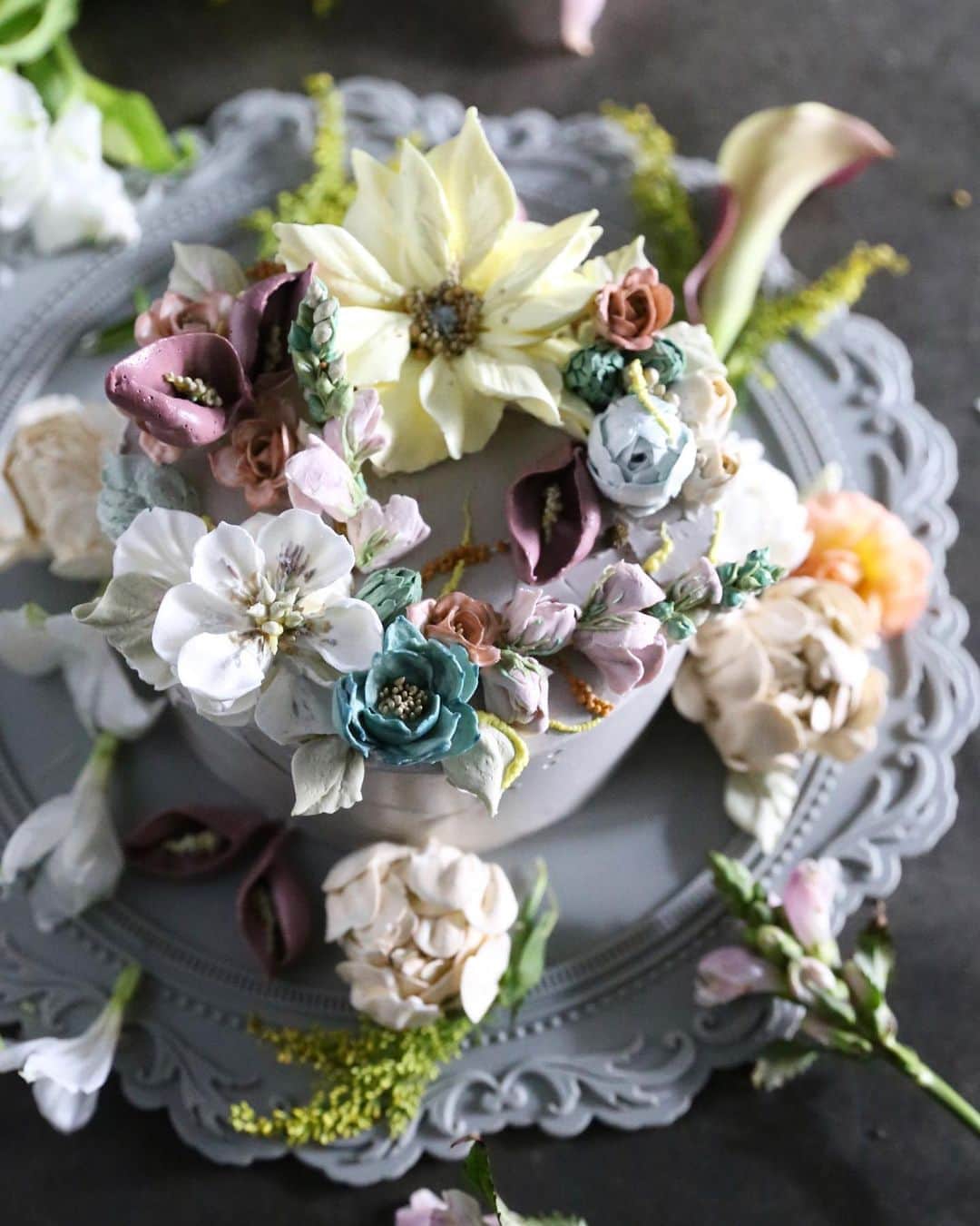 청담 수케이크 (atelier soo)さんのインスタグラム写真 - (청담 수케이크 (atelier soo)Instagram)「ㅡ Rural soo Buttercream flower cake 명도가낮은황색과난색계열의색을조합하여사용 ㅡ @flowerbyson 선생님의꽃들로 제작된케익 :) 리듬감있는꽃들에푹빠져있었다🕊 ㅡ #flower #cake #flowercake #partycake #birthday #bouquet #buttercream #baking #wilton #weddingcake ㅡ www.soocake.com」8月25日 7時15分 - soocake_ully
