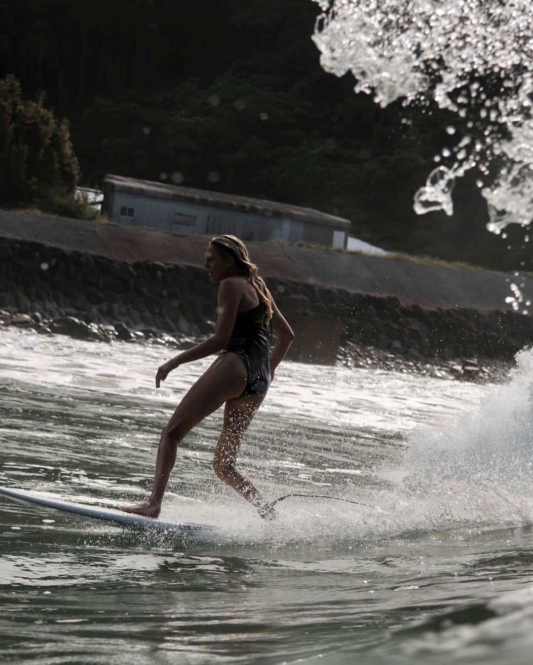 ローラ・エンバーさんのインスタグラム写真 - (ローラ・エンバーInstagram)「A monster typhoon swell breaking on slippery rock beaches ....😵🤯🤣  Episode 4 #KnowTheFeeling - Japan -live now (link in bio) - @woodygphoto #billabongsurfcapsule」8月25日 7時16分 - lauraenever