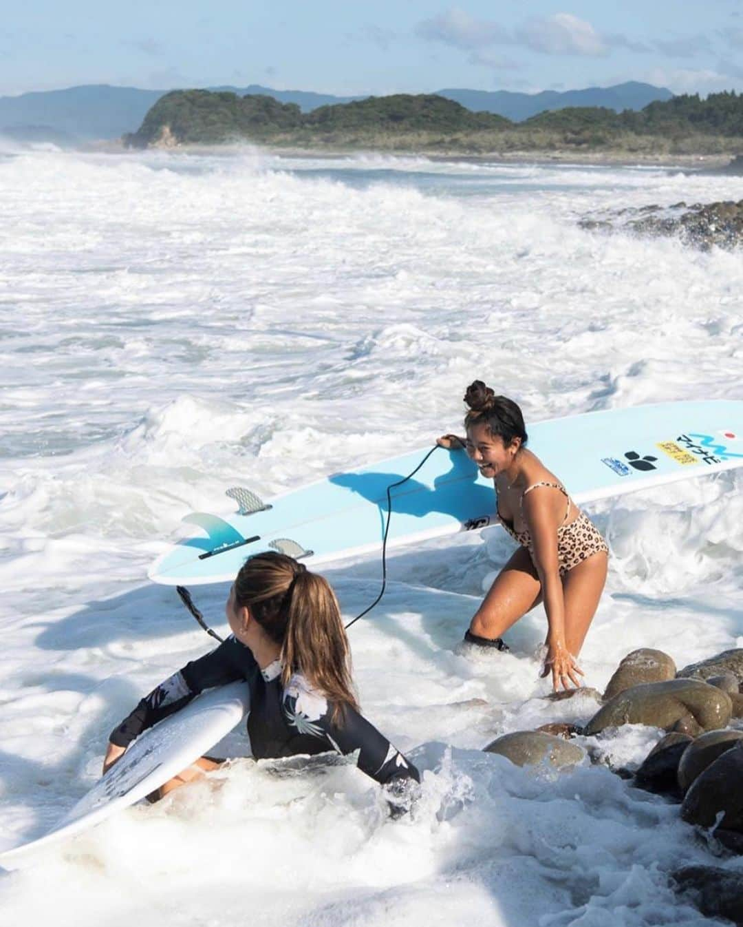 ローラ・エンバーさんのインスタグラム写真 - (ローラ・エンバーInstagram)「A monster typhoon swell breaking on slippery rock beaches ....😵🤯🤣  Episode 4 #KnowTheFeeling - Japan -live now (link in bio) - @woodygphoto #billabongsurfcapsule」8月25日 7時16分 - lauraenever