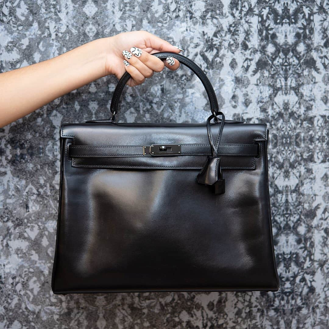 サザビーズさんのインスタグラム写真 - (サザビーズInstagram)「A classic beauty, this rare Hermès SO BLACK Retourne Kelly 35cm of Box Leather with Black Pvd Hardware is the perfect addition to a handbag collector’s closet! On offer now in our Handbags & Accessories online-only auction, click the link in our bio to peruse some of the finest examples of craftsmanship from top luxury fashion houses including Hermès, Chanel, Dior and Louis Vuitton. Place your bids before the auction closes on 31 August.   #Hermes #kellybag #fashion #handbag #SothebysHandbags #SothebysOnline」8月25日 7時24分 - sothebys