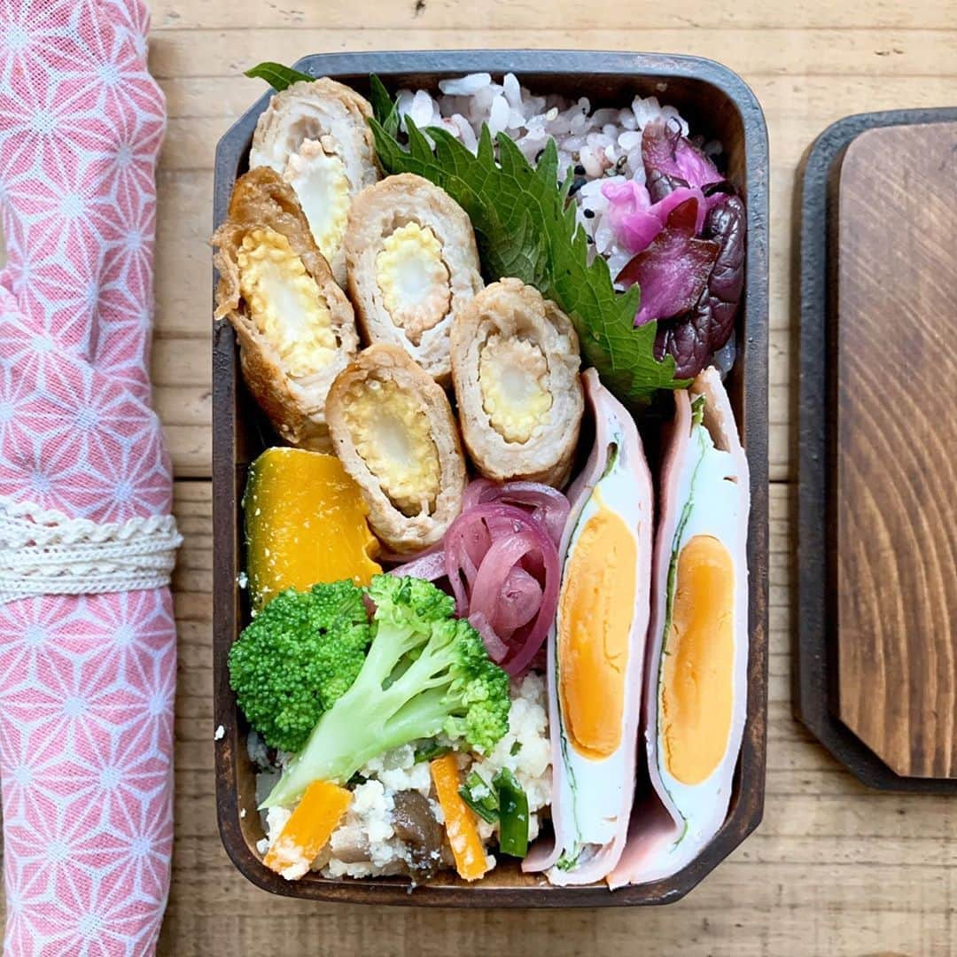 aya*** さんのインスタグラム写真 - (aya*** Instagram)「﻿ 2020.8.25 Tuesday﻿ ﻿ ﻿ おはようございます☀﻿ ﻿ #今日のお弁当 ﻿ ○ヤングコーンの肉巻き﻿ ○大葉入りレンチンハムエッグ﻿ ○おからの炊いたん﻿ ○ブロッコリー﻿ ○かぼちゃの塩麹煮﻿ ○紫玉ねぎのマリネ﻿ ○雑穀米﻿ ﻿ ﻿ ヤングコーンって缶詰タイプをたまに買うけど﻿ この時期は生のヤングコーンの方が断然美味しい♡﻿ ﻿ ﻿ ﻿ 今夜のお楽しみはワタナギ📺﻿ 火曜日がんばろー⤴︎⤴︎﻿ ﻿ ﻿ #フーディーテーブル#おうちごはんlover#マカロニメイト#お弁当 #お弁当記録#お昼ごはん #昼ご飯#昼食#ランチ#料理#常備菜#作り置き#おべんとう#弁当#日々#わっぱ#暮らし#おうちごはん#曲げわっぱ#food#IGersJP#locari#japanesefood#foodpic#aya_ayaOben#bento#lunchbox#lunch#ruhru﻿ ﻿ ﻿」8月25日 7時32分 - aya_aya1128