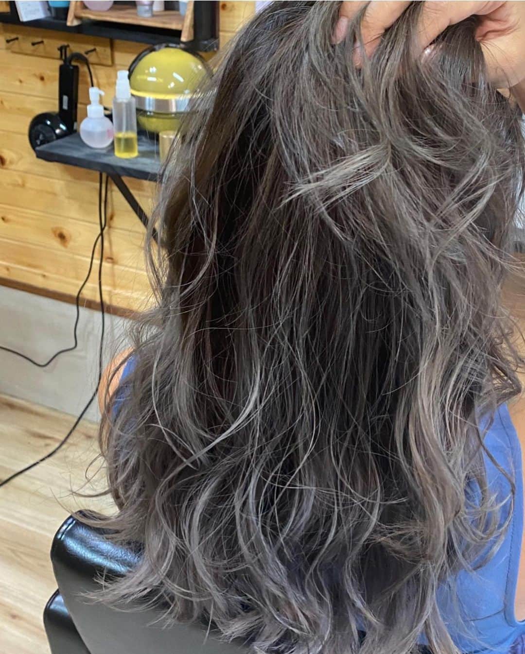 エマ中岡優姫さんのインスタグラム写真 - (エマ中岡優姫Instagram)「髪色変えると ルンルンになるよね☺️❤️ 今日もお仕事行くの 楽しみっ！ （仕事中はシルバー 見えないように結ぶよ🤣） そして本当この腕時計 映えるわ〜❤️ 10%OFFクーポン あるんで是非可愛い 腕時計ゲットしてね⌚️✨ ↓クーポンコード↓ emmaygw . 最近アクティブに 動き回るけん サニ坊とエママは 蚊に噛まれまくり🦟！w #イメチェン  #美容院  #lobor  #時計  #腕時計  #シングルマザー  #男の子ママ  #ゴールド  #24k  #クーポンコード」8月25日 7時35分 - emma__yun