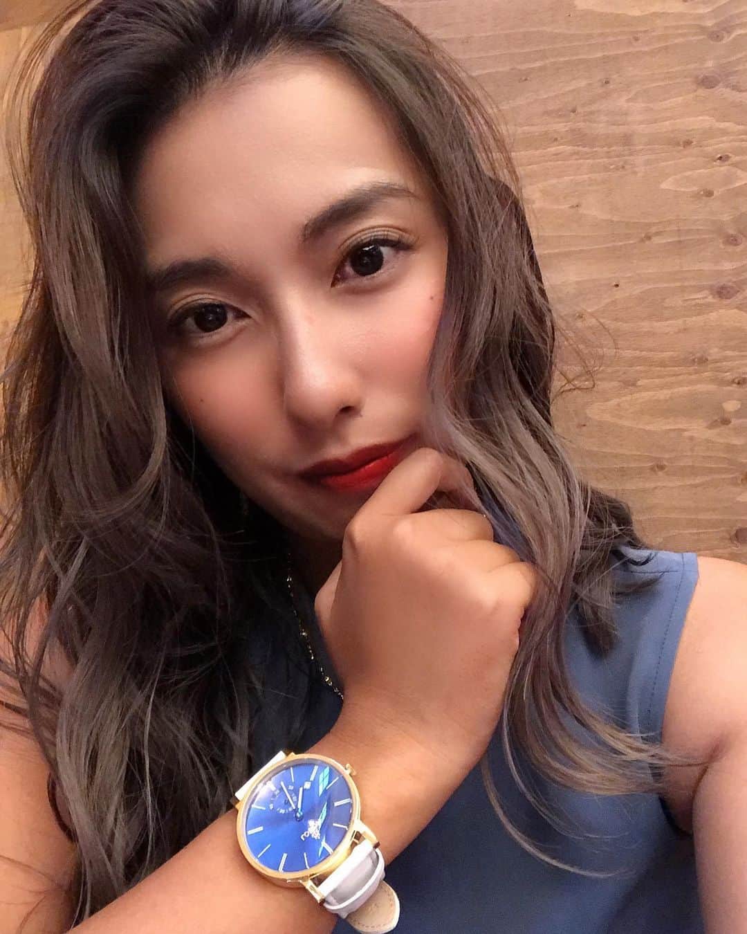 エマ中岡優姫さんのインスタグラム写真 - (エマ中岡優姫Instagram)「髪色変えると ルンルンになるよね☺️❤️ 今日もお仕事行くの 楽しみっ！ （仕事中はシルバー 見えないように結ぶよ🤣） そして本当この腕時計 映えるわ〜❤️ 10%OFFクーポン あるんで是非可愛い 腕時計ゲットしてね⌚️✨ ↓クーポンコード↓ emmaygw . 最近アクティブに 動き回るけん サニ坊とエママは 蚊に噛まれまくり🦟！w #イメチェン  #美容院  #lobor  #時計  #腕時計  #シングルマザー  #男の子ママ  #ゴールド  #24k  #クーポンコード」8月25日 7時35分 - emma__yun