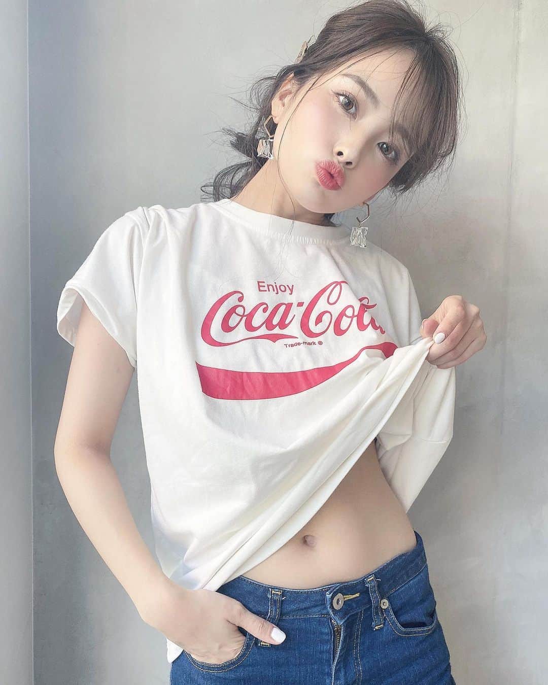 のインスタグラム：「﻿ ﻿ ﻿ おはよ〜☀️﻿ ﻿ ﻿ ﻿ ﻿ コカコーラTシャツ🥤﻿ ﻿ ﻿ ﻿ ﻿ ポヨポヨだったお腹がちょーーっとだけ筋肉ついてきたの分かるかな？😚﻿ でも、まだまだぽっこりさんだから工事中でございます😂﻿ ﻿ ﻿ ﻿ ﻿ この前初めてリール投稿してみてハマった😚﻿ この時のデータの動画も載せるから見てね❤️﻿ ﻿ ﻿ ﻿ ﻿ #カトリナ#です　👄💭﻿ #サロモ#静岡#おしゃれさんと繋がりたい#サロンモデル#ポージング#撮影データ#2way前髪#ヘアカラー#カラコン#ヘアスタイル#アレンジモデル募集#美容院#夏コーデ#撮影依頼募集#fashion#make#コスメ#152cmコーデ#低身長#イエベ#ミディアムヘア﻿」