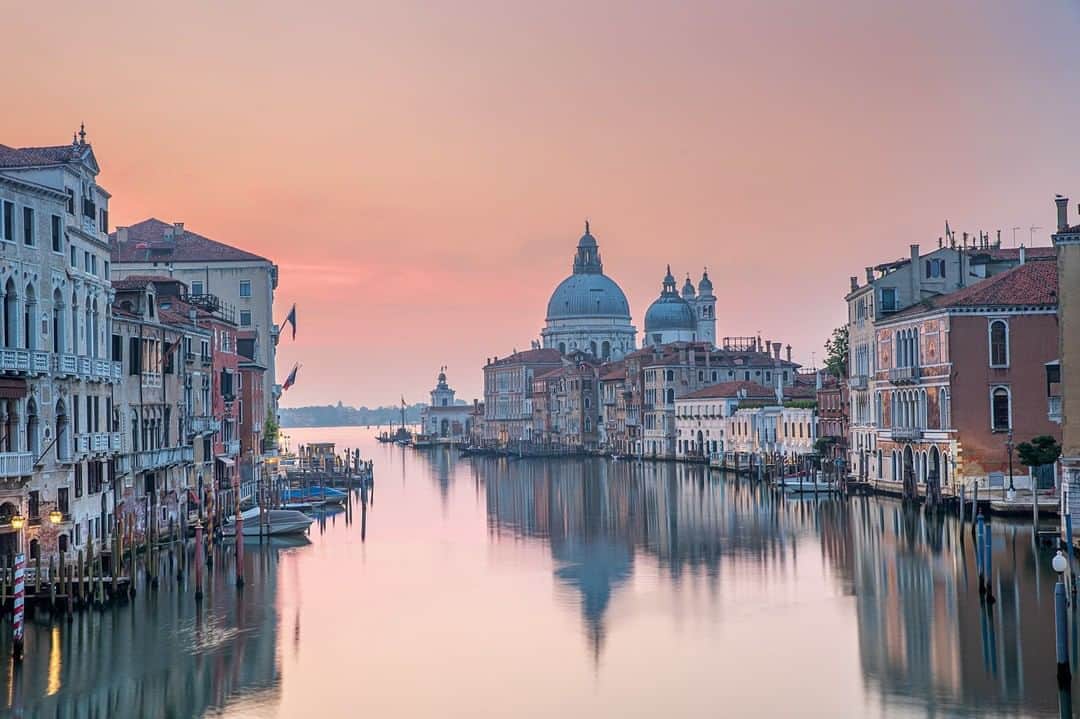 Lonely Planetのインスタグラム：「The rarest of sights: Venice without the crowds.  In normal times, the idea that you’d get a clear view of the Grand Canal from the Rialto Bridge or that you wouldn’t have to wait in line for hours to visit the Doge’s Palace is a fanciful delusion Find out what it's like to visit the city right now by tapping the link in our bio.」
