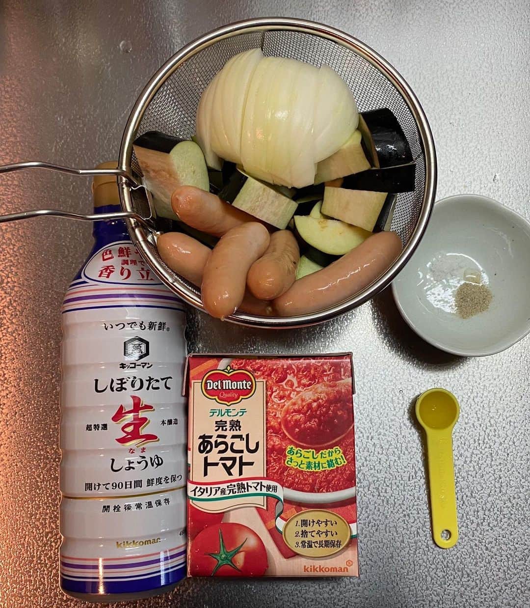 浅井悠由さんのインスタグラム写真 - (浅井悠由Instagram)「【元気をつくる！みんなのごはん🍽】  あ〜時間がないな。時短で美味しいものないかな？ そんな時はレンジで簡単ラタトゥイユをお勧めします🍅🍆🧅🥫 作り方は簡単！！ 写真の具材を耐熱皿に入れてチンするだけ👏 とっても美味しくて、栄養満点！ママさんの味方！ まだまだ時短レシピを知りたい方は @kikkoman.jp をご覧ください！  レンジでこんな料理が作れるんだと感激しました🙈 本当に美味しくて、夏場の練習後でもガッツリ食べれます！ 皆さんもぜひ作って見てください♥️  #キッコーマン #kikkoman #キッコーマンみんなのごはん #さくらJAPAN#athlete」8月25日 7時45分 - youasai4