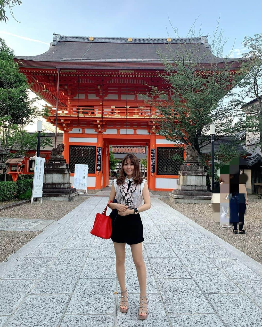 ikuさんのインスタグラム写真 - (ikuInstagram)「おはよーございます♡ ・ #八坂神社 ほんとに日曜日とは思えない人の少なさ…だったなぁ💦 八坂神社の敷地内にある中村楼さんへ🍽 お料理また載せます😊 ・ このフリルのブラウスお気に入り💕  @adonisis_official  ・ tops  @adonisis_official  pants  @jsfashion.jp  shoes  @maisonvalentino  bag  @hermes  ・ ・ #八坂神社#アドニシス#adonisis#京都#祇園#HERMES#valentino#fashion#code#ootd#codenate #夏ファッション#フェミニン#フリル#可愛い#大人可愛い#夕暮れ時」8月25日 7時51分 - cheriee515