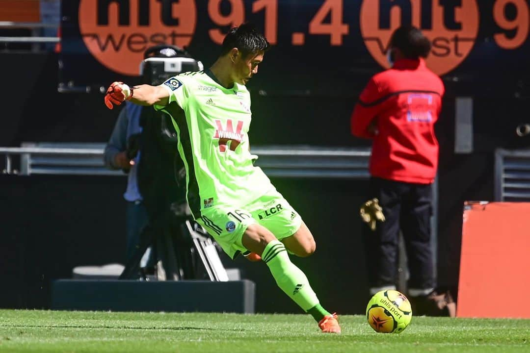 川島永嗣のインスタグラム：「Malgré la défaite.  Ca a été plaisir de retrouver @ligue1ubereats avec les supporters.   開幕戦。 悔しい敗戦にはなりましたが、 久々の試合を頭のてっぺんから足の指先、全神経で喜びを感じてプレーしました。  これまでも日々の積み重ね。 そしてここからもまた日々の積み重ね。  #ligue1ubereats#rc#strasbourg#alsace#lorient#開幕戦#挑戦はここから」