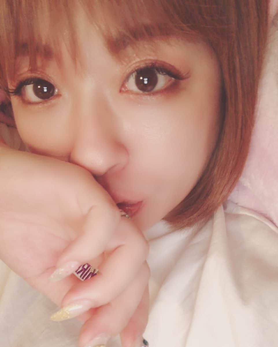 野崎鮎のインスタグラム：「今日は神宮球場でswallowsの応援🐧💚 唯一の趣味😘💋  声出して応援できないけど 勝利と怪我のないように 現地で念を送る๛ก(ｰ̀ωｰ́ก)  勝利を願って🐧💚  GO‼️GO‼️swallows‼️‼️‼️  余談ですが昨日の夜の お風呂入る前のコンタクトなし、裸眼👀✨  #神宮球場 #ヤクルトスワローズ #swallows #応援 #応燕 #baseballlife⚾️ #love #happy #happytime #勝つ ‼️」