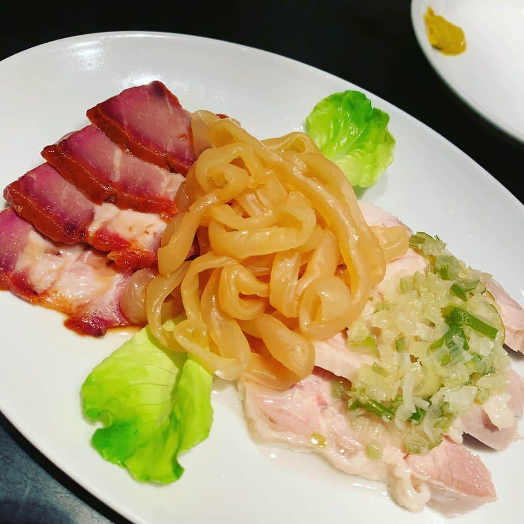 前田典子さんのインスタグラム写真 - (前田典子Instagram)「#新亜飯店   #中華 #フカヒレ手羽先 アツアツ❤️ この中にフカヒレが詰まってます 写真、2枚目 割ったらこんな感じ😆 贅沢な手羽先❣️美味しい❤️  #前菜盛り合わせ#海老🦐 #牛肉トマト炒め🍅 #豆腐と海老のすり身の揚げ物  名物の #小籠包　お汁がいい感じ👍  デザートは #濃厚タピオカ お腹いっぱいだけど食べたくなるデザート #ごま団子　🟤🟤  久しぶりに #桂花陳酒ソーダ割り  飲んだ  #エドワード鈴木　#建築デザインの店　 #バブリー時代  #マエノリグルメ」8月25日 8時16分 - maenorichang