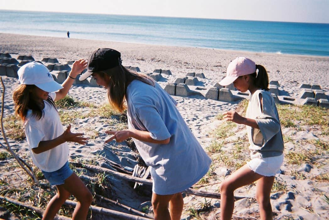 金子藍さんのインスタグラム写真 - (金子藍Instagram)「子供達が流木拾ってきて作った基地 . 海入る前に ジャンケンでゲーム✊✌️🖐 . 汗かいて海入ろうーってなります😄 . Thankyou 📷 @koji_ikuma  . #girlssurfcamp #サーフィン #サーフィン合宿 #伊良湖 #豊橋 #海 #サーファーガール」8月25日 8時24分 - aikaneko_surf