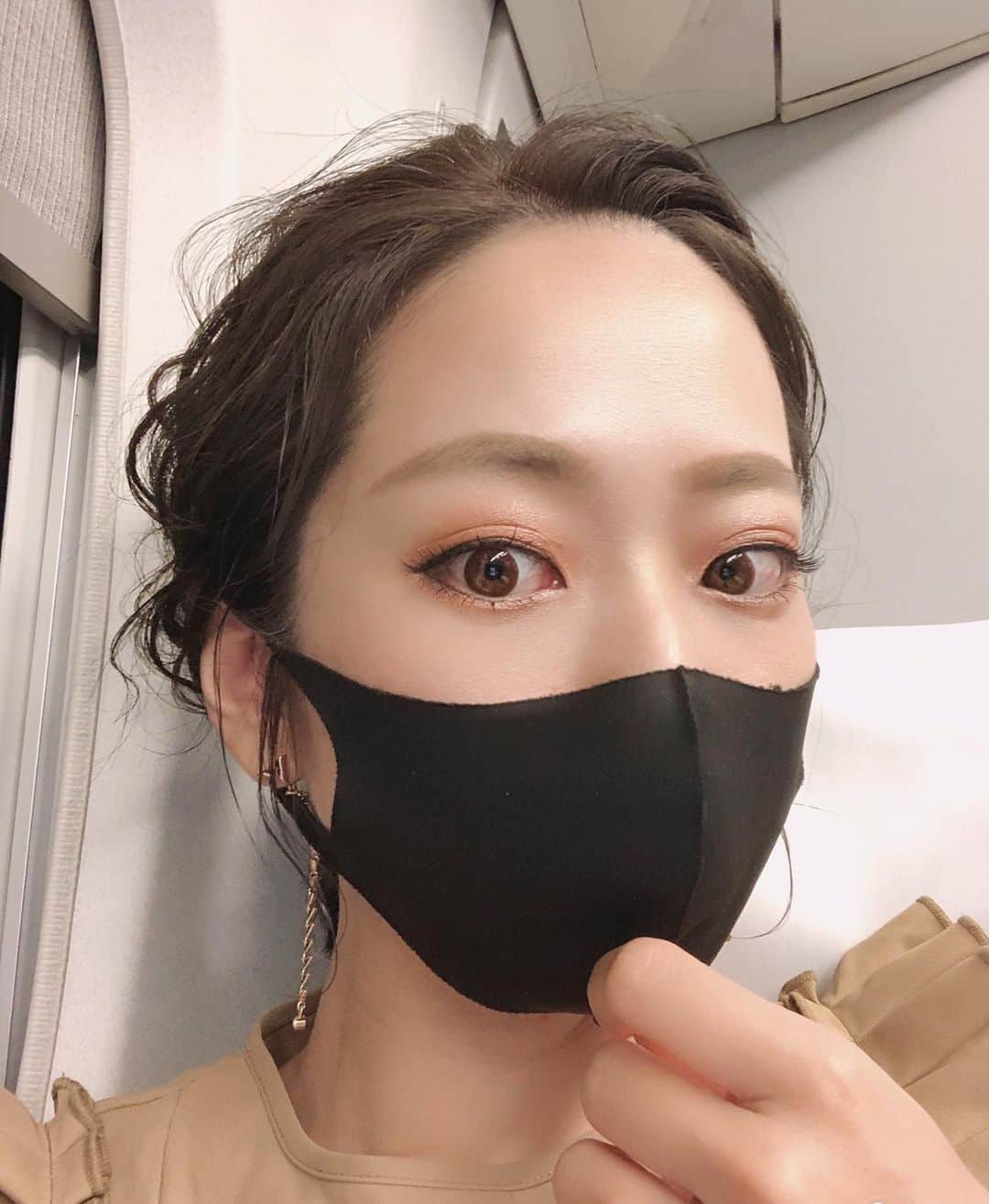 那須久美子のインスタグラム：「中日美容専門学校で特別セミナーのため移動中🚅  無観客のリモートセミナー&フェイスシールドにアクリル板で授業するとか初めて過ぎて何だかドキドキするなー💦  でも、未来の卵ちゃん達に、美容師やヘアメイクの楽しさが伝わればいいな💕  楽しんでいきましょうー‼️  #中日美容専門学校　#セミナー　 #2日間よろしくお願いします🙇‍♂️  #新幹線ガラガラよ #お天気サイコー #このマスクは店の近くに新しく出来た薬局で破格の３枚198円日本製。 #冷感マスクで質もサイズもいい感じ #お買い得ばっかの薬局でお客様に紹介しまくってる笑。 #一昨日急遽カラーしてもらっていい感じ #光に当たるとこんなん(２枚目の写真) #ネイビーアッシュ #オレンジ強めの髪の方オススメ #柔らかく見えるよ」