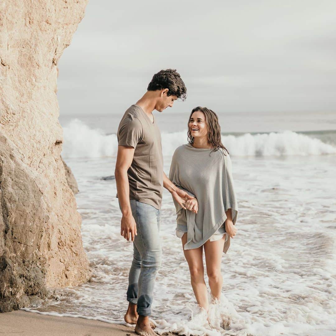 のインスタグラム：「Did you know you can be cozy in the summertime too? ☺️ Tap to shop our Men’s Washed Jersey Short Sleeve V-neck and our Women’s CozyChic Ultra Lite Poncho!  #barefootdreams」