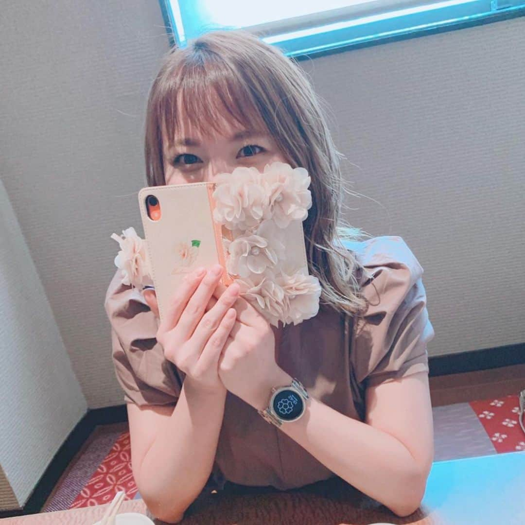 平林あずみのインスタグラム：「❤︎ 新しいiPhoneケースGETしました🌼 愛犬のiPhoneケースにしていたんですが、小さい時に噛まれてボロボロに。。😂 まだまだ使い続けたいと思ってたけど、これ以上ボロボロになる前に保存しておこうと思って新しいケースを☺︎✨ 一目惚れしたケース見つけれたから嬉しい🥰💛 私は何歳になっても、お花とふわふわした感じが好きなんだろうな〜って思ったよ(●´ω`●)💕笑 * #iphoneケース #手帳型iphoneケース #お花 #🌼 #ふわふわ系 #cute #lovely #何歳になっても変わらない #可愛いものが好き #ちなみに  #キラキラも好き」