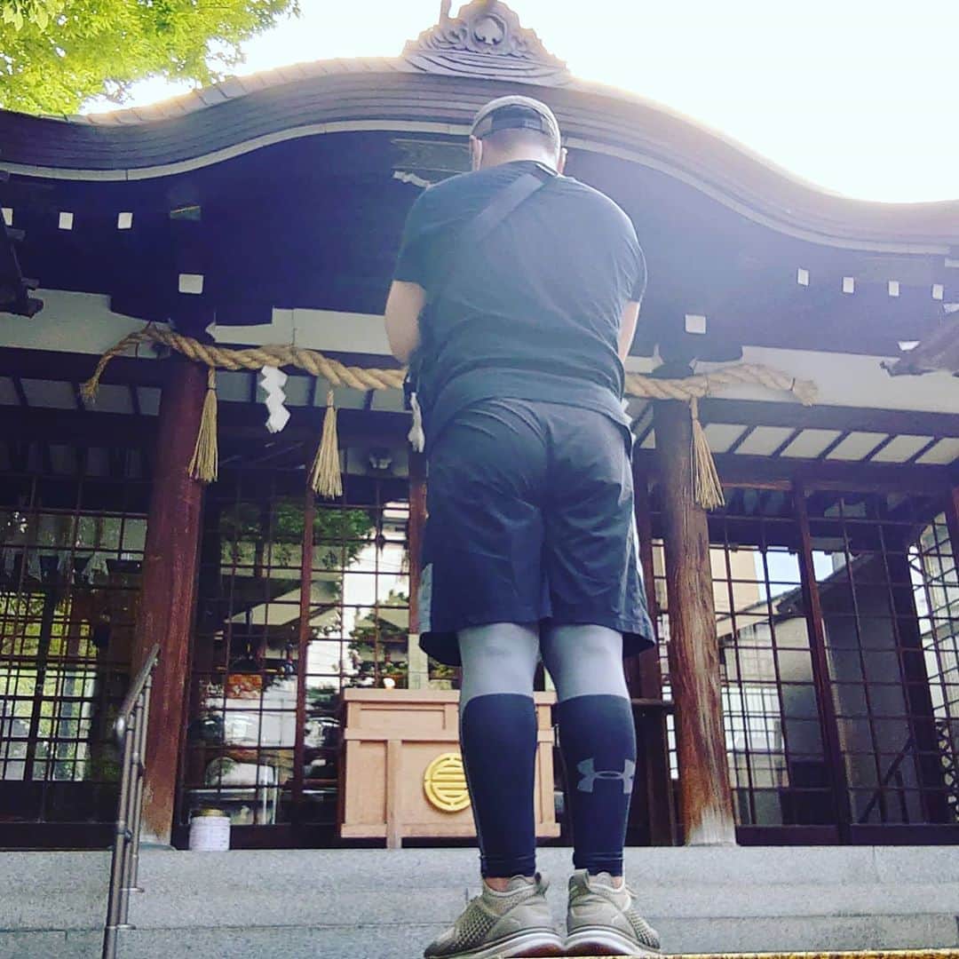 のインスタグラム：「おはよう☀ 大阪に帰って来ても朝はウォーキング✌ 無事に #御園座  #よしもと福岡大和証券connect劇場  #吉本新喜劇 公演が終わった御礼参りに #サムハラ神社  へ✨ みんな今日の１日が良い日になりますように🙏  そしてー。 私の、たった６日のホテル生活でエレベーターの階を押すのがホテルの部屋の階になってしまってるのが早く治りますように‼️」