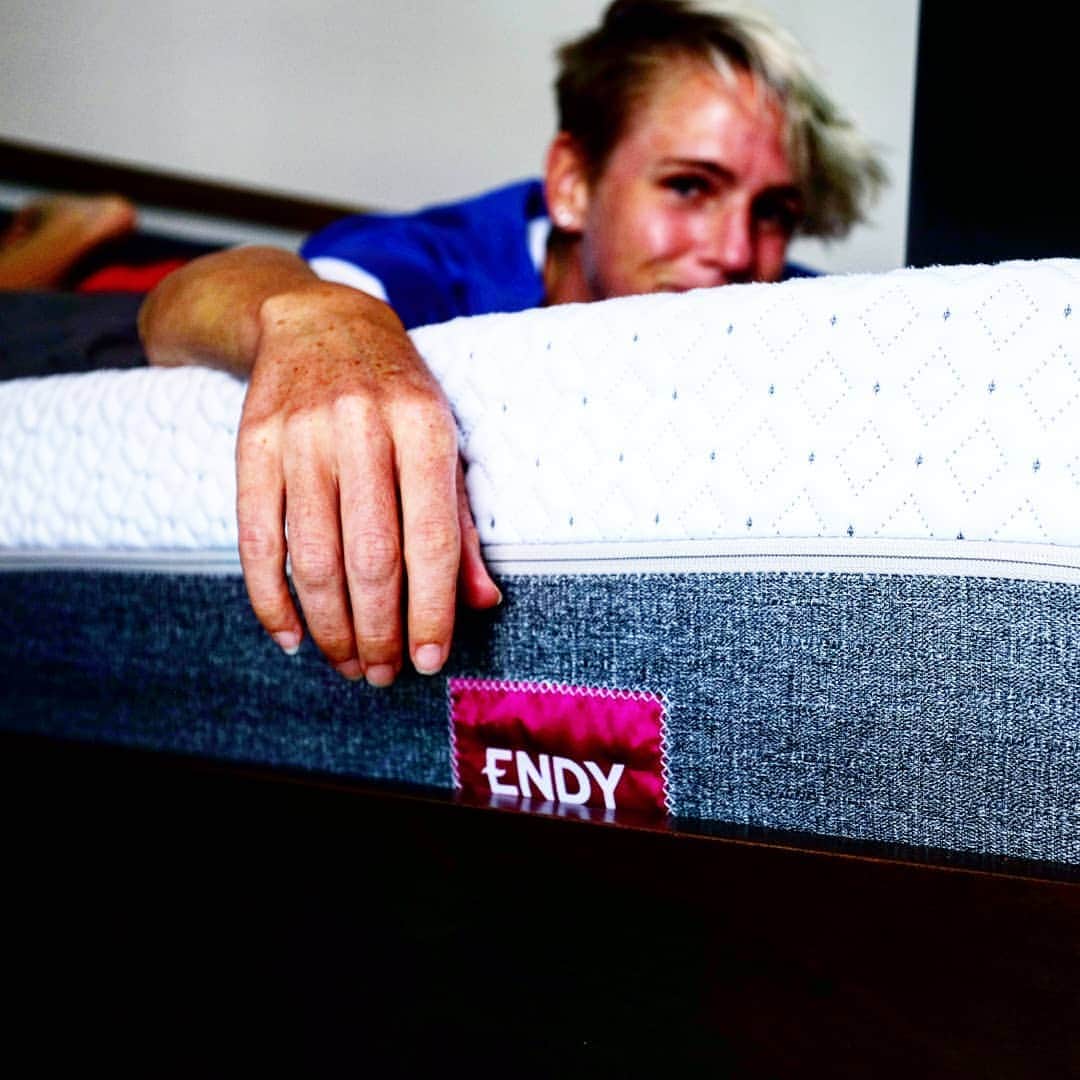 ソフィー・シュミットのインスタグラム：「Lazy days at home are made easy and more comfortable with @Endy . Still so very much in love with this mattress.   Get your very own Endy before August 30th and you'll get a FREE set of organic sheets!   #ad #paidpartnership #EndyPartner   Check out the in my bio...」