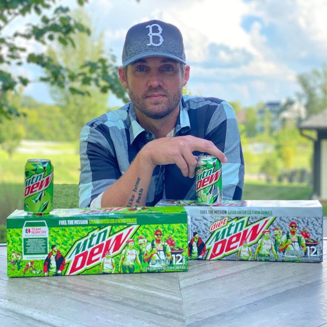 ブルット・ヤングさんのインスタグラム写真 - (ブルット・ヤングInstagram)「Guys, I'm so excited to kick off my partnership with @MountainDew and @TeamRubicon #ad. They've enlisted 2 talented local craftsmen @deckstool and @nick_terrel to create custom-made items out of salvaged materials from disaster zones. You can enter to win one of these custom items by sharing a picture of MTN DEW® x Team Rubicon packaging using the #DEWxTeamRubiconSweepstakes hashtag! Visit mtndewtr.com to learn more about the partnership and donation options. #DewForTeamRubicon」8月25日 8時51分 - brettyoungmusic