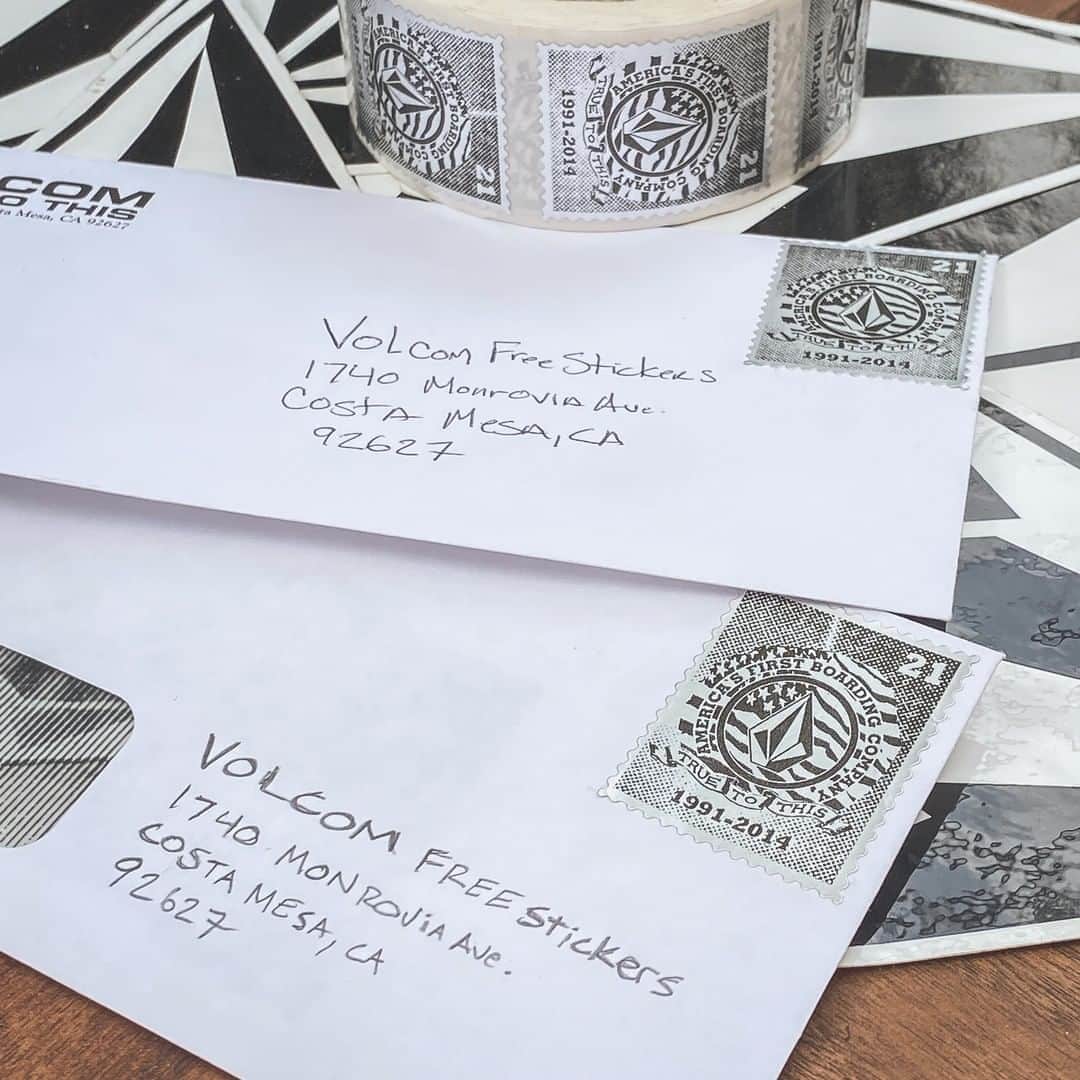 ボルコムのインスタグラム：「💥 Sending stickers back to you since 1991 💥  Send a self-addressed stamped envelope to us and get free Volcom stickers sent to you! 📬  Just mail us an envelope inside an envelope with a stamp already on it and your address so all we have to do is fill it with stickers and drop it back in the mail! 📩  US, Canada, Australia, Europe & Japan find the addresses to mail at vol.cm/stickers」