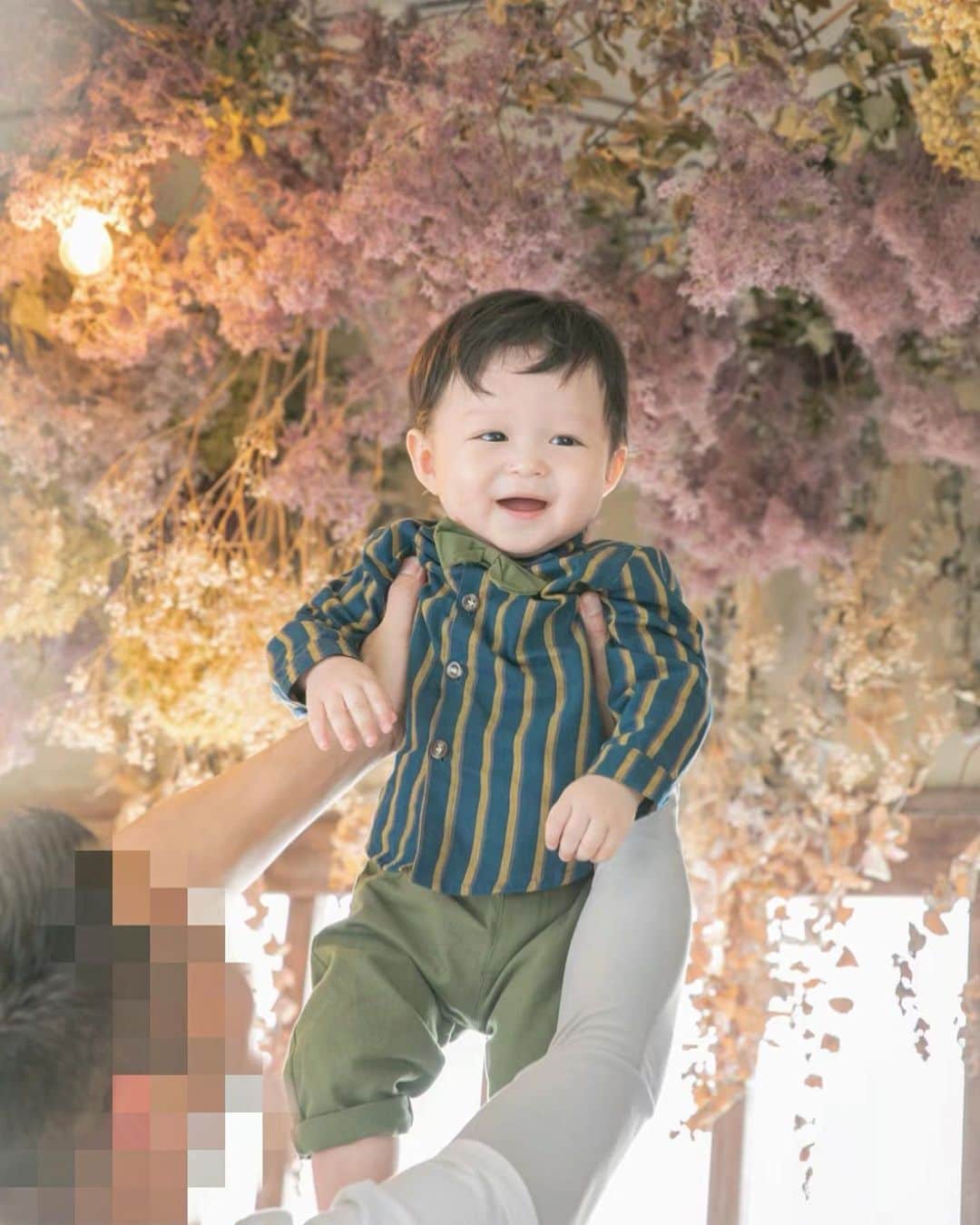 ありさトレイシーのインスタグラム：「#augustd#1stbirthday#oneyear#5days#birthdayphoto#studio#flowers#wood#birthdayboy#summer#britishstyle#england#withdaddy#12months#love#2020  撮られてる姿が可愛く愛おしく 初っ端から涙腺ゆるゆるで、 普段の日常からもこんなにも 涙脆くなると思わなかった Motherあるある。。」