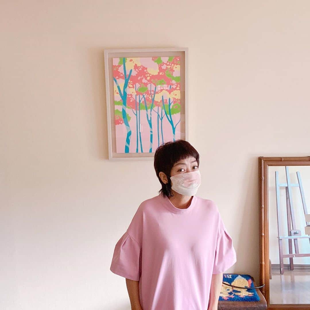 のインスタグラム：「やわらかなピンクに包まれてリラックス。色の持つ力って心に伝わるなと思います。  ピンクのフワフワマスク、気持ちいい。  tamaki niime のタマスク。  Labで染、織、編、縫製が一貫して行われた生地を使っています。 フワッフワのコットン。  いま、表参道のスパイラルでtamaki niimeのポップアップショップ開催中。  ストールをいくつか持っていてその気持ちよさはよく知っています✌️  マスクはいろんな柄があったけど、私は薄いピンクのものにしました😷 気持ちいいー。裏の生地までこだわってるし、紐部分も耳が痛くない。 これもヘビロテの予感です。  ここ数年、ピンクの服を買うようになりました。 絵もピンクをたくさん使います。  この2週間ほど、蕁麻疹が出たりしてたので、やはり疲れとかストレスもあるのかな？と、アトリエにピンクのやわらかな絵を飾りました。  制作年:2018年 画材:キャンバスにアクリル絵の具 サイズ:M15(652×455mm)  季節や気分によって、お部屋に飾るアートを替えるのオススメです。  一気にお部屋の雰囲気が変わるから。  そして色って心に伝わるものなんだなぁとも。  いつも、心地よいなと感じる色を組み合わせて描いているのですが、出来上がると、「ああ、やはりこの絵はこの色の組み合わせしかないな」と思います。 そしてストンと気持ちの真ん中に入ってきます。  でも、またこの絵を描こうと思うと形も色も全然違ってくるんだろうなあ。  この絵は代々木公園の木々を描いたものです。 今朝もお散歩で行ってきたけど、やっぱり好き💕  ※私の作品についての質問やお問い合わせはお気軽に😊⠀ ⠀ #japaneseartist #liveintokyo #myartwork #acrylicpainting #art #artoftheday #happyart #loveart #lovejapan #artposts #acrylic #artlovers #colorfulworld #artstagram #paintlover #lovetheworld #代々木公園 #ピンクが好き」