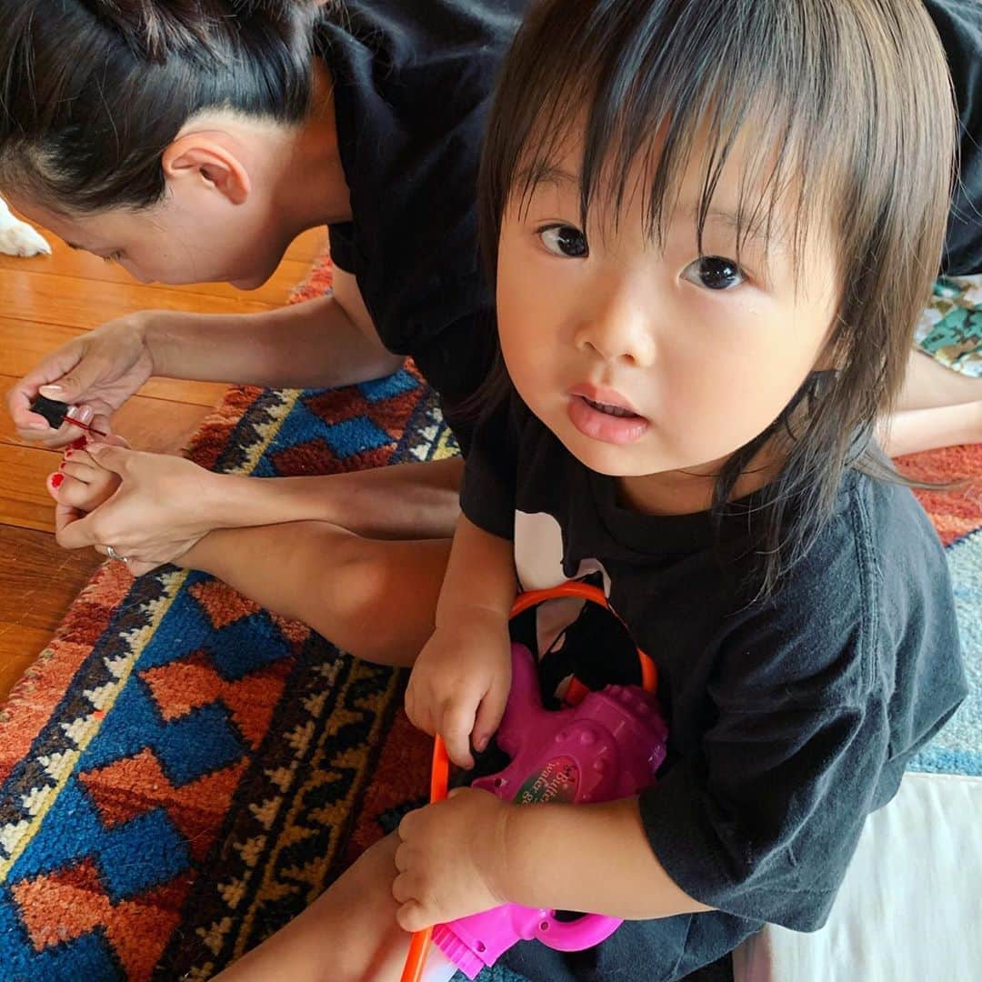 のインスタグラム：「OHAyo ---☀️ 塗りぬりしてーってくる娘💅 ジッとしてるから、つい塗っちゃう❤️  女の子たまらな〜い🥰🥰🥰  #長女#2歳 #三児の母 #マニキュア#塗りぬり #👦👧👶🐶🐶🐱」