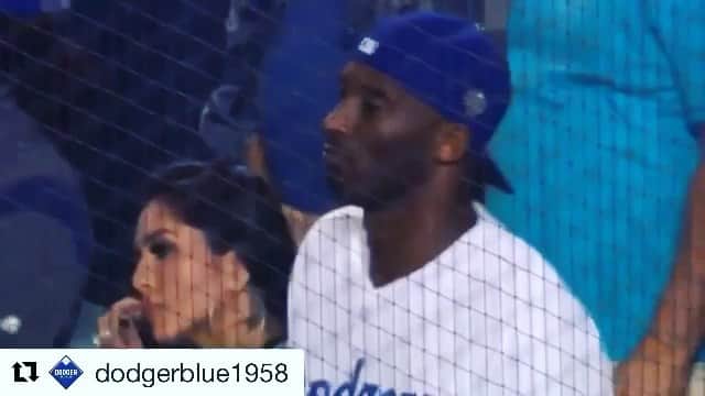 ヤシエル・プイグのインスタグラム：「Kobe, my friend.   This video fills me with so much sadness since your energy and your smile are deeply missed. At the same time, I feel so honored to have been the person that brought you joy for this moment in time.  I think a lot about this day, and how after I rounded third, you and I made eye contact. You pumped your arms at me as if to acknowledge my strength, and the power I had to make a difference that day, even if it was short lived. I pumped my arms back at you in gratitude for sharing that moment with me.  That’s who you were, always ready and willing to share the spotlight and to cheer on a fellow athlete in their accomplishments.   I remember the words we shared and understand now many of the things you were trying to teach me. You lived your life fully, and you made a difference in every life you touched. That is what I take with me today, and I will honor that part of you in me for the rest of my life, in your name.   I am lucky for so many reasons, and one of them is having known you- and being allowed the blessing on that day to be the reason you smiled. I miss you so much.  #kobeday 🎥: @dodgerblue1958」