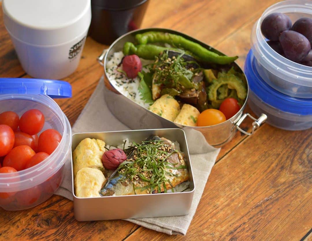 yukiyoのインスタグラム：「2020.8.25* ・ 今日のお弁当 ・ ごま塩梅干しごはん ネギ入り玉子焼き #下味冷凍 青梅味噌漬け鯖焼き なすピーマンごま炒め ゴーヤにんにく醤油漬け 甘長焼いたの ミニトマト ・ 私のは 青梅味噌漬け鯖焼き乗せごはん ネギ入り玉子焼き ミニトマトたくさん ・ ぶどう お湯を入れるお味噌汁付き ・ ・ 実家のミニトマトが食べきれない 仕方ないので しばらくお弁当のメインはミニトマトになります ・ ・ ちょっと秋の風になってきた気がする ・ #お弁当 #obento #bento #lunch #lunchbox #onthetable #japanesefood #暮らし #lin_stagrammer #ロカリ #おうちごはんLover #マカロニメイト #IGersJP #シーガル #THE」
