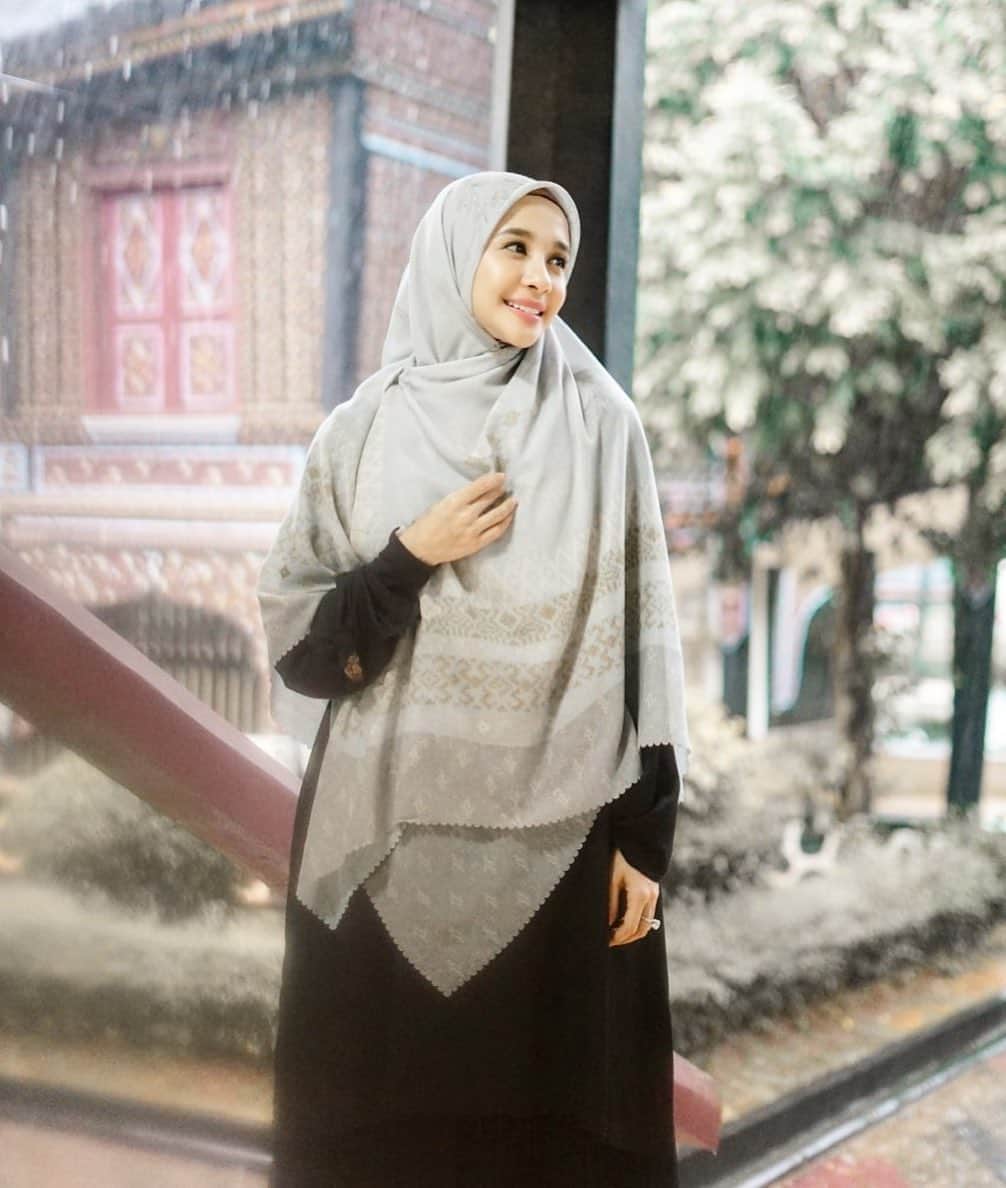 ラウディアシンシアベラのインスタグラム：「Bismilah.. Kerena mencari ridho manusia adalah hal yang mustahil dan ga akan terwujud.  Maka Mencari ridho Allah Subhaanahu Wa Ta'ala adalah tujuanku. Semoga Allah Subhaanahu Wa Ta'ala mudahkan dan semoga kita bisa menjadi orang yang jujur kepada Nya🤍 #remindertoself  . . .  Im wearing Hijab L (Size Syarii)  @lbylcb 🤍 Top by @byayudyahandari  (ADA x LCB)」