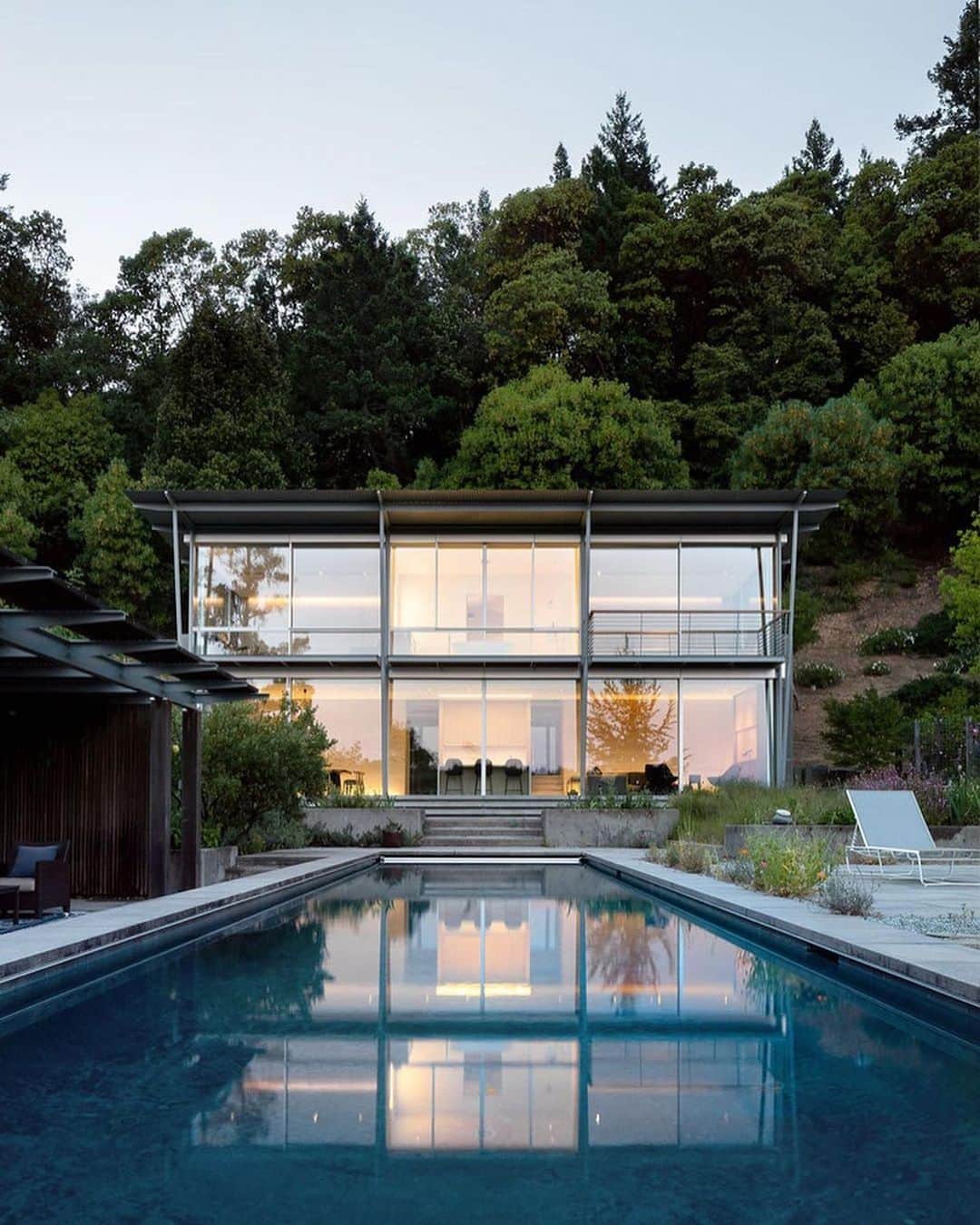 HYPEBEASTさんのインスタグラム写真 - (HYPEBEASTInstagram)「#hypelife: San Francisco-based @feldmanarchitecture has constructed a modern cabin in the hills above the Sonoma Wine Country in California. The new home, called Sunrise, was designed to respond to and reflect its remote yet lush surroundings. The “glass house” is made up of two monolithic concrete forms, while glass walls on three sides of the home connect the inhabitants to their hilly environment. Take a closer look via the link in bio.⁠⠀ Photo: Feldman Architecture」8月25日 9時06分 - hypebeast