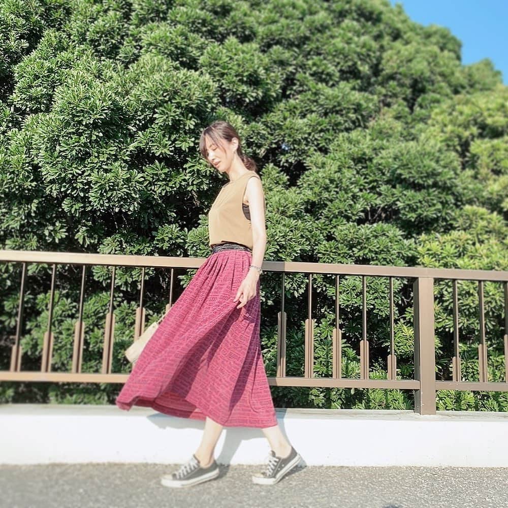前田ゆかさんのインスタグラム写真 - (前田ゆかInstagram)「ここ数日、朝は少し涼しさを感じられるようになりました。  着こなしも夏色から秋色を取り入れて少しずつシフトへ  秋の装いは 前田典子ちゃんプロデュースの @_rejoove_ オリジナル新作スカートを着てみました。 ふんわりした素材でピンクとボルドーが合わさった秋色！  毎年季節は巡ってきますが新しい色を取り入れるのは楽しいですね！ 今週日曜日 8月30日QVC 深夜1時 15時 オンエアです！ webでも購入出来ますよ。 おたのしみに〜 @maenorichang   #rejoove #qvcjapan #rejooveモノグラム柄」8月25日 9時15分 - maeyuka