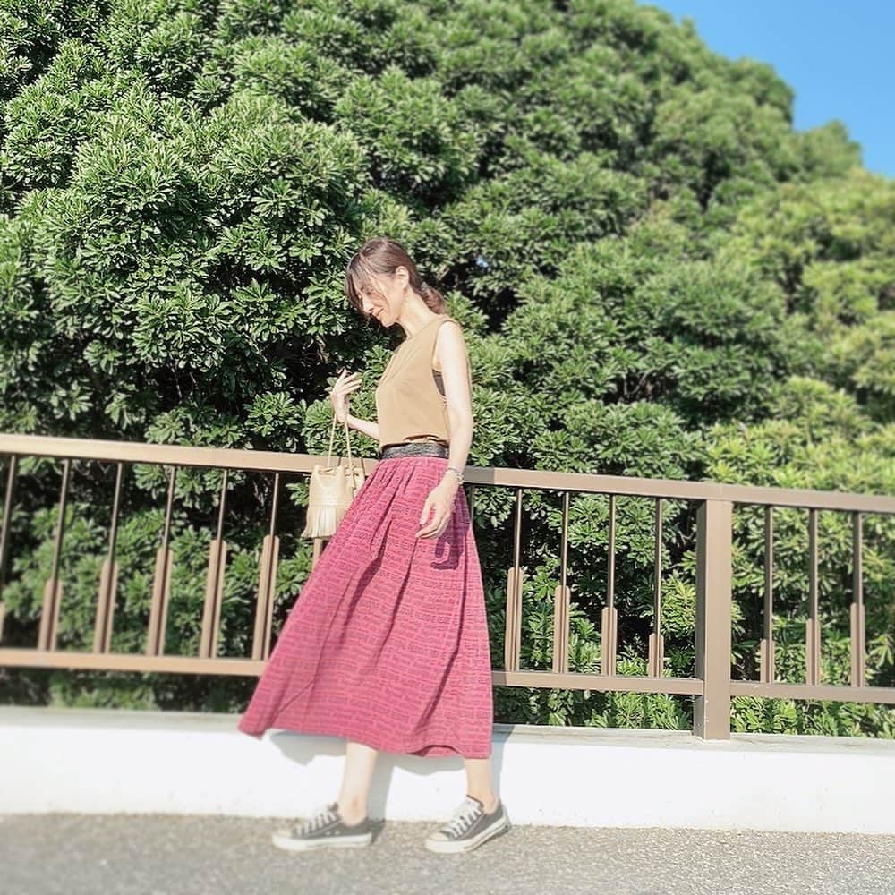 前田ゆかさんのインスタグラム写真 - (前田ゆかInstagram)「ここ数日、朝は少し涼しさを感じられるようになりました。  着こなしも夏色から秋色を取り入れて少しずつシフトへ  秋の装いは 前田典子ちゃんプロデュースの @_rejoove_ オリジナル新作スカートを着てみました。 ふんわりした素材でピンクとボルドーが合わさった秋色！  毎年季節は巡ってきますが新しい色を取り入れるのは楽しいですね！ 今週日曜日 8月30日QVC 深夜1時 15時 オンエアです！ webでも購入出来ますよ。 おたのしみに〜 @maenorichang   #rejoove #qvcjapan #rejooveモノグラム柄」8月25日 9時15分 - maeyuka