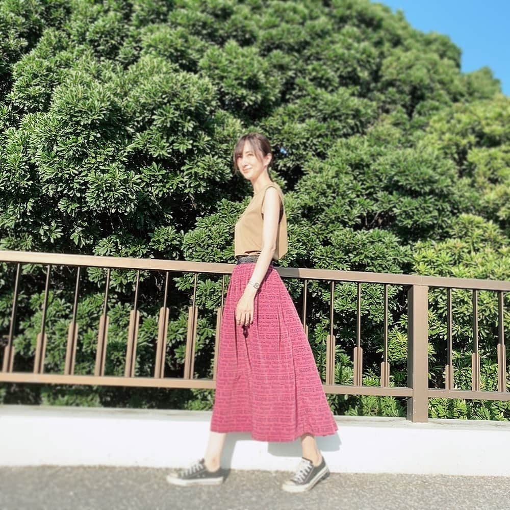 前田ゆかさんのインスタグラム写真 - (前田ゆかInstagram)「ここ数日、朝は少し涼しさを感じられるようになりました。  着こなしも夏色から秋色を取り入れて少しずつシフトへ  秋の装いは 前田典子ちゃんプロデュースの @_rejoove_ オリジナル新作スカートを着てみました。 ふんわりした素材でピンクとボルドーが合わさった秋色！  毎年季節は巡ってきますが新しい色を取り入れるのは楽しいですね！ 今週日曜日 8月30日QVC 深夜1時 15時 オンエアです！ webでも購入出来ますよ。 おたのしみに〜 @maenorichang   #rejoove #qvcjapan #rejooveモノグラム柄」8月25日 9時15分 - maeyuka