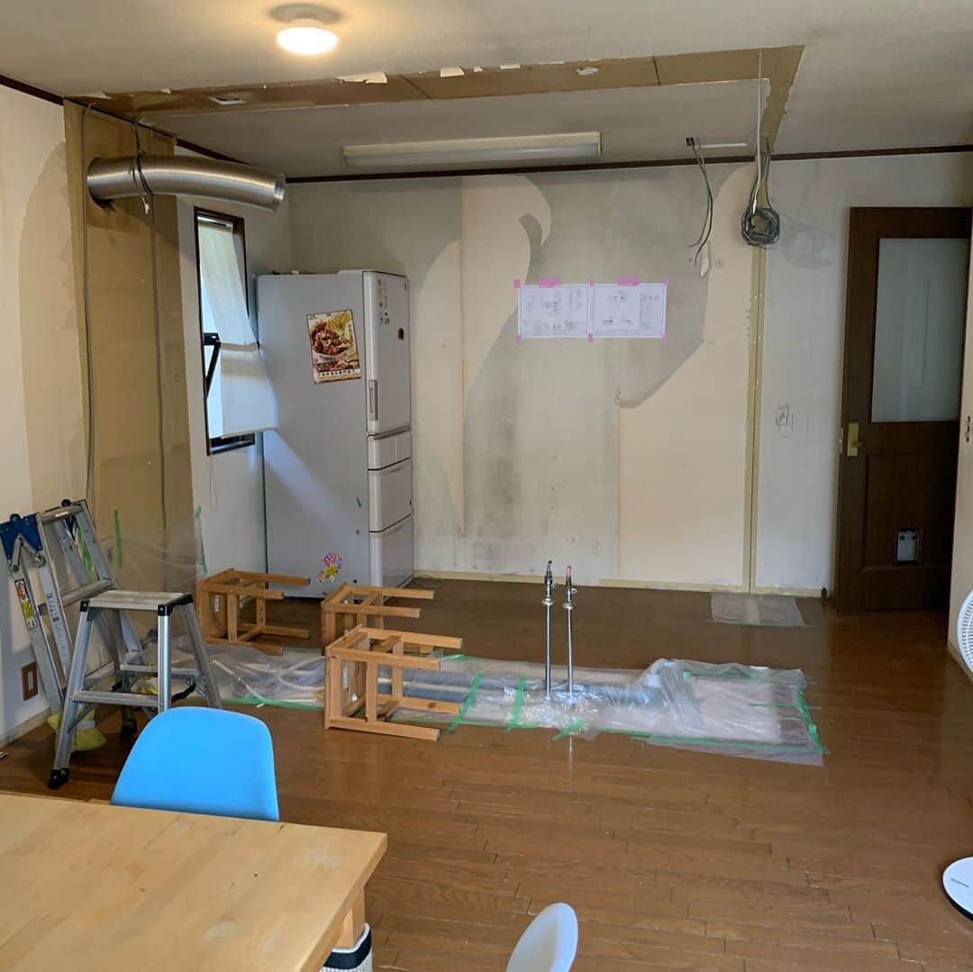maki ogawaさんのインスタグラム写真 - (maki ogawaInstagram)「おはようございます。 壁がなくなりました🌟🌟  石工ボードの粉は にゃんずによくないらしいので、 ビニールと椅子でガードです。 (写真②&③)  元々あった壁がなくなってスッキリです。 この壁があることでキッチンが暑くて暗く。。 (写真④)  背面は食器棚を置いてあったので、 年代ものの壁紙です💧 元は  白  でした。  グレーじゃない💦💦  ばっちいのは長年わかっておりましたが、 張り替えられず。 下地を見るために一部剥がしてみました。  大工さん曰く、 壁パテを塗って、段差をなくして デコボコは紙やすりで調整するといいよ、  とのこと。  背面の壁は私が張り替えます。  花柄の壁紙を輸入しました。 (写真⑤&⑥) 背面が花柄になります🌺  『それ、絶対あとで後悔するやつじゃない?ww』  次男に言われましたが、 一度貼ってみて派手なら張り替えます。  やってみたいの！！  自分でいろいろDIYをするので、 完全完成はまだまだ先ですが、 過程写真もいろいろ撮りつつ 楽しみながらやっていきたいと思います。  #リフォーム記録 #キッチンリフォーム #キッチンリフォーム中 #壁紙かわいい #クリナップキッチン #クリナップステディア #ステディアキッチン #ステディアに決めました #kitchenrenovation #kitchenrenovations」8月25日 9時15分 - cuteobento