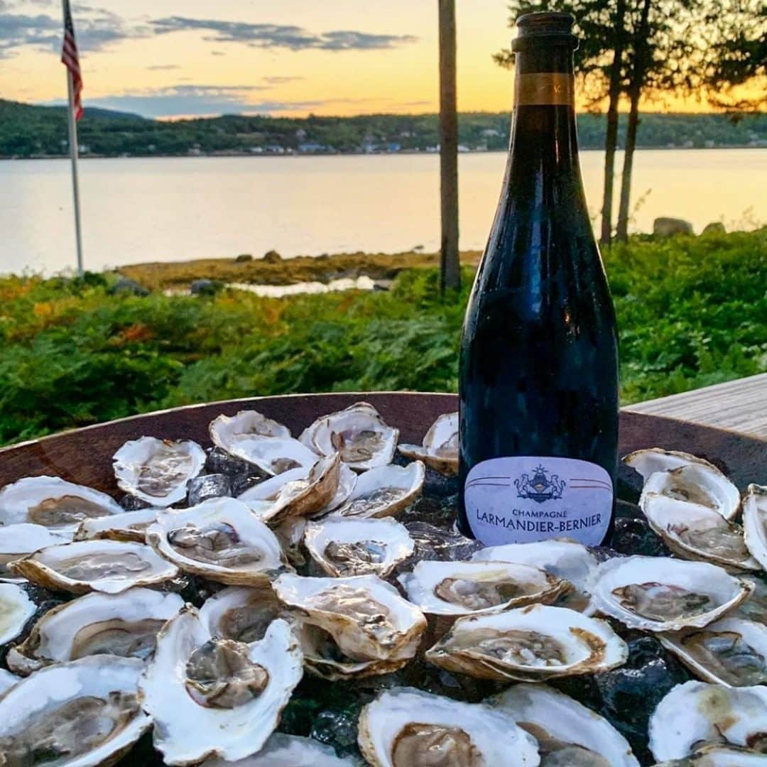 Food & Wineさんのインスタグラム写真 - (Food & WineInstagram)「Executive Wine Editor @rayisle’s question of the day: "oysters and Champage or oysters and Chablis?" We're all for his research. #howisummer」8月25日 9時15分 - foodandwine