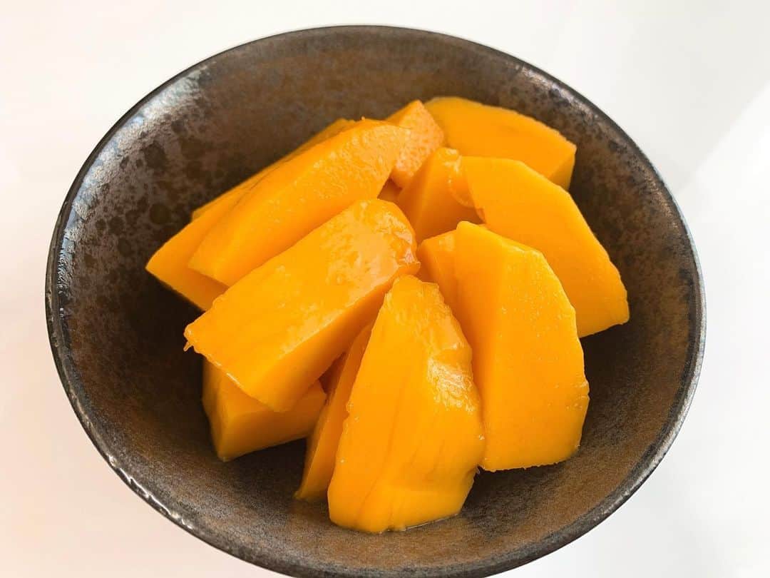 仲間リサのインスタグラム：「🥭🧡﻿ 大好きなこの季節.﻿ 今年もありがとう ! !﻿ ﻿ 「美味しいからママいっぱい食べて」って言いながら自分の口にばっかり入れる息子. ほとんど食べられたよ♡﻿  ラスト1個は私が沢山食べようかなぁ…と思いつつも﻿ すんごい美味しそーに﻿ 幸せいっぱいな表情で食べるから　﻿ きっと多めにあげちゃう👐🏻﻿ ﻿ #キーツマンゴー 間違えて再up🙏🏻」