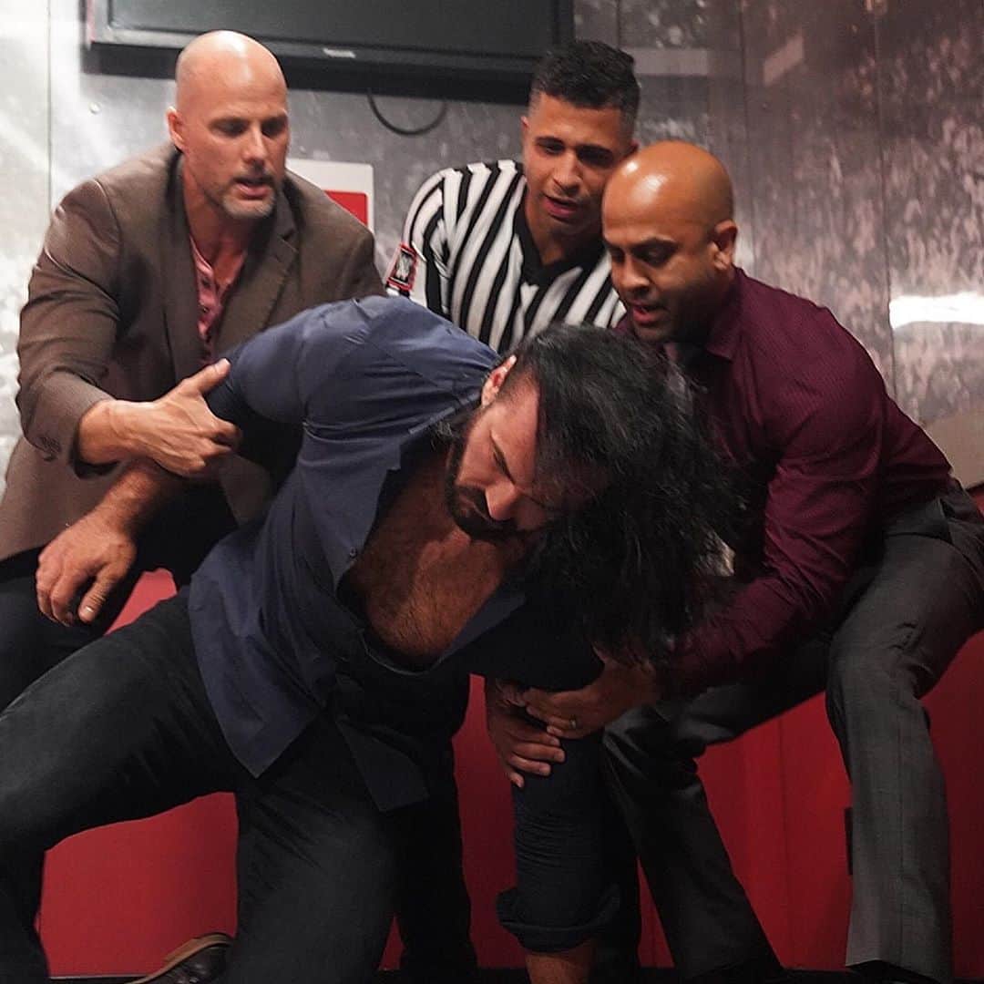 WWEさんのインスタグラム写真 - (WWEInstagram)「The #Viper strikes on @dmcintyrewwe! Has @randyorton just taken out the #WWEChampion? #WWERaw」8月25日 9時28分 - wwe
