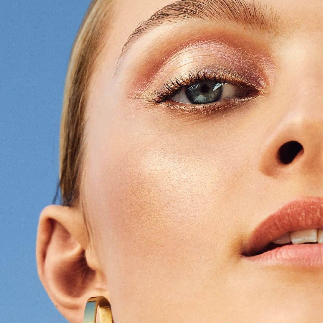 のインスタグラム：「Gleaming lids and glowing skin are the perfect pair for summer. Get yours with Long-Wear Cream Shadow Sticks in Golden Pink and Golden Bronze and Highlighting Powder in Pink Glow.  #bobbibrown #summerlook #glowingskin #makeuplook #summerglow」
