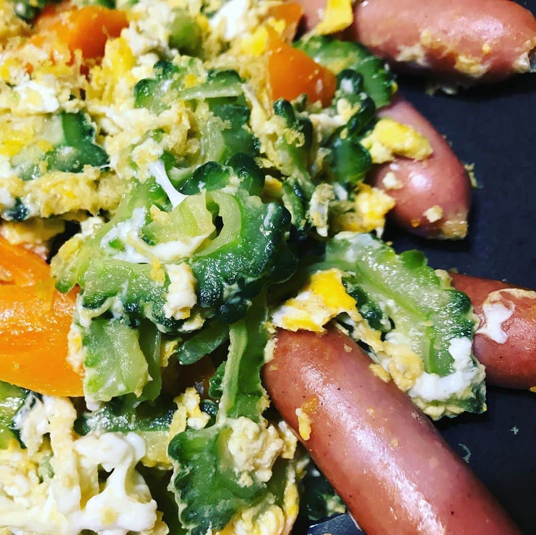 のインスタグラム：「‪毎日が【自分軸】‬ ‪　に戻る訓練。‬  ‪ついうっかり、‬ ‪　他人・モノ・過去・ミライ‬ ‪と比べる→無意識。‬  ‪気づいたら、とにかく‬ ‪　【自分軸】へ戻るのみ👍👍‬  ‪#姉妹でメンタル修行中‬ ‪#今回は料理写真も姉妹‬ ‪#ゴーヤ祭り　と‬ ‪#牛挽肉のペンネ＆魚介パスタ #かくし味　#裏ワザ好き #‬食べることが大好き」
