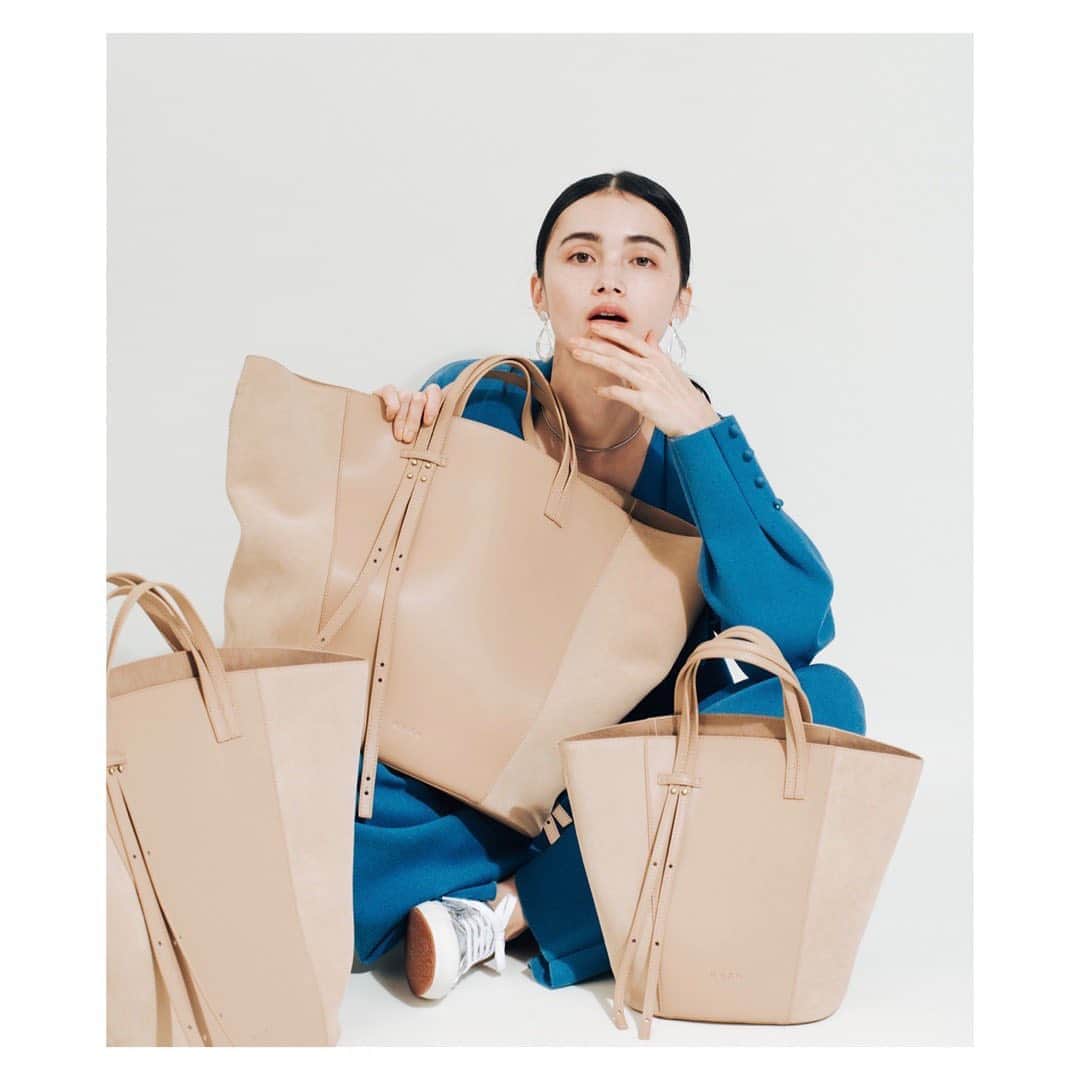 のインスタグラム：「・ @h.v.f.n ONLINE STOREでも 今日からAW立ち上がり。 また新しい季節が始まる。 ・ 今シーズンのLOOK も可愛いのです💛 是非ご覧ください🙌🏻 ・ ・ #hvfn #2020aw #bag」