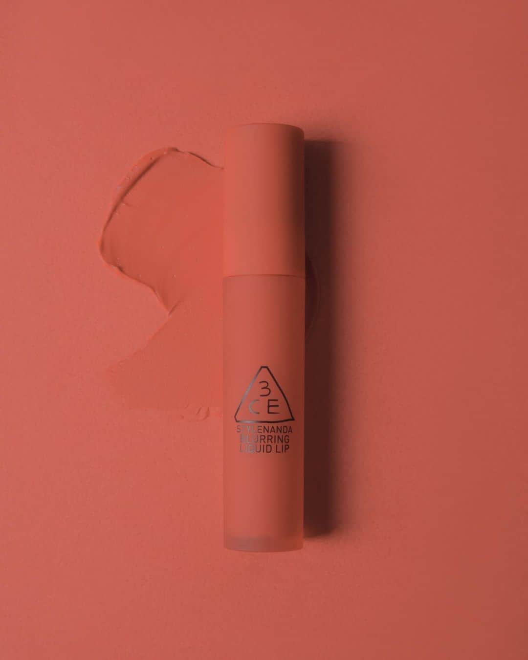 3CE Official Instagramさんのインスタグラム写真 - (3CE Official InstagramInstagram)「#3CE_NEW 8월 24일 출시 3CE BLURRING LIQUID LIP #STICK_AROUND 베이지와 피치를 섞은 듯 오묘한 톤 다운 피치 컬러🍑 #블러필터로 보정한 것처럼 베일에 싸인 듯한 립 메이크업을 만나보세요. - 2020/08/24 Launching Like apply #Blurfilter to lips, smoothly liquid lip with no space. Mysterious tone down peach beige color🍑 #3CE #3CEBLURRINGLIQUIDLIP」8月25日 9時35分 - 3ce_official