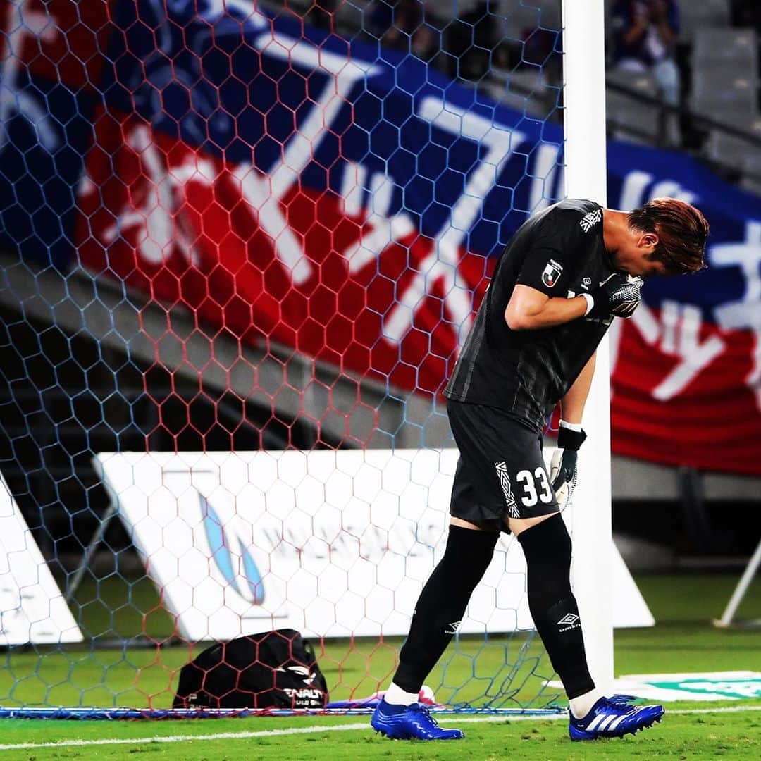 FC東京オフィシャルグッズさんのインスタグラム写真 - (FC東京オフィシャルグッズInstagram)「🔵🔴 vs #湘南ベルマーレ 競争のなかで取り戻した自信。 守護神がチームを勝利に導く。 @aki_hayashi0507  @fctokyoofficial  #林彰洋  #FC東京 #fctokyo #tokyo」8月25日 9時47分 - fctokyoofficial