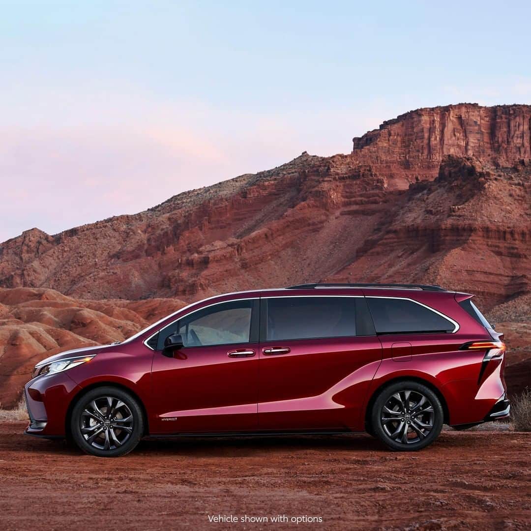 toyotausaさんのインスタグラム写真 - (toyotausaInstagram)「Practical makes perfect! The all-new 2021 #Sienna has everything that's great about van function – wrapped in a bold, alluring design. Coming soon! #LetsGoPlaces」8月25日 9時41分 - toyotausa