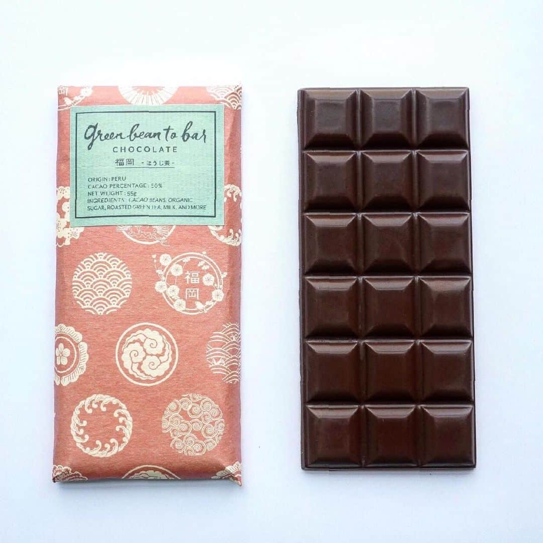 green bean to bar CHOCOLATEさんのインスタグラム写真 - (green bean to bar CHOCOLATEInstagram)「⠀ ⠀ ⠀ 福岡-ほうじ茶- いよいよ8月29日（土）福岡店限定で販売開始します。 ⠀ ⠀  福岡県うきは市で収穫された、こだわりのほうじ茶を使用しました。  うきは市は、水源の森 100 選にも選ばれるなど、豊かな自然環境に恵まれた場所です。使用したほうじ茶は、土づくりからこだわった茶園で育てられた「うきはの山茶」 の有機焙じ茶。 化学農薬、化学肥料を一切使わず、有機質の肥料に微生物を入れて発酵させる「ボカシ肥料」を施し、 山の湧き水を使った深蒸し製法でじっくりと仕上げることで 、渋みを抑えた濃厚な味わいが特徴です。 ⠀  ペルー産パロブランコを使用したミルクチョコレートに、茶葉の甘さをおびた香ばしさが溶け合うことでベストマッチな1枚に。 ほうじ茶特有の香ばしさが一度味わえばクセになります。  ⠀ ぜひ一度お試しください…✨ ⠀  #greenbeantobarchocolate  #beantobar #japanesebeantobar #chocolat #chocolate #craftchocolate #allhandmade #nakameguro #tenjin #cacao #cafe#カカオ #グリーンビーントゥバーチョコレート #中目黒  #日本橋 #天神 #チョコレート #ビーントゥバー #カフェ #ボンボンチョコレート#京都新風館#ほうじ茶」8月25日 9時43分 - greenbeantobar_chocolate