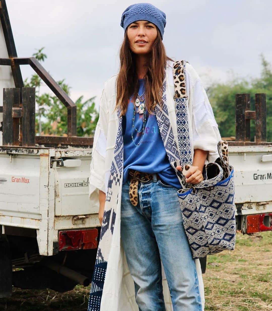 のインスタグラム：「Thank you @ikkim.o for loving my @iamhawaiianbyheart tee shirt, they live so happily with your kimonos and bags #FromHonoluluWithAlohacm #islandliving #craftmanship #fashion #shoplocal #supportartists #supportartisans #supportsmallbusiness #weareone」