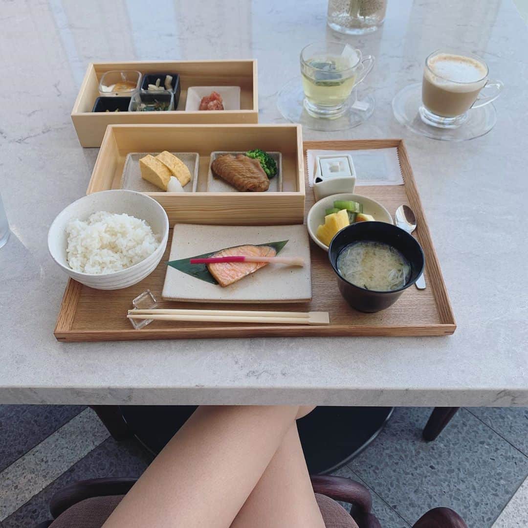 猪鼻ちひろさんのインスタグラム写真 - (猪鼻ちひろInstagram)「✈️🍜🍚 みなさん、おはようございます☺️ 素敵なホテルで青空みながら美味しい朝ごはん。 (和食をチョイス。ご飯おかわり必須！笑) そうそう、ブログも久々に更新したのですが (急に新潟ブログも笑) 福岡のみなさま、九州のみなさま、お邪魔しております！ きのうは早朝に出発し、 打ち合わせや見学、最後は美味しいごはんに舌鼓。。。 ホテルでお風呂に浸かってパックして…盛り沢山でバタンＱ😪 なんとも幸せな充実度です。 健康第一で。さぁ、きょうも頑張るぞー！ #ちひろトリップ #ちひろtrip九州 #福岡」8月25日 9時56分 - inohanachihiro