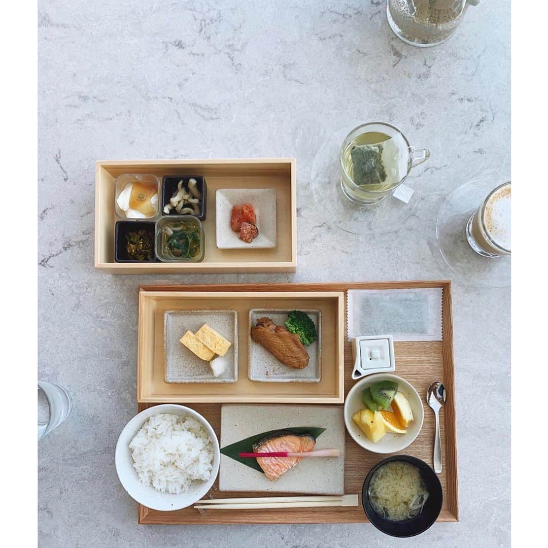 猪鼻ちひろのインスタグラム：「✈️🍜🍚 みなさん、おはようございます☺️ 素敵なホテルで青空みながら美味しい朝ごはん。 (和食をチョイス。ご飯おかわり必須！笑) そうそう、ブログも久々に更新したのですが (急に新潟ブログも笑) 福岡のみなさま、九州のみなさま、お邪魔しております！ きのうは早朝に出発し、 打ち合わせや見学、最後は美味しいごはんに舌鼓。。。 ホテルでお風呂に浸かってパックして…盛り沢山でバタンＱ😪 なんとも幸せな充実度です。 健康第一で。さぁ、きょうも頑張るぞー！ #ちひろトリップ #ちひろtrip九州 #福岡」