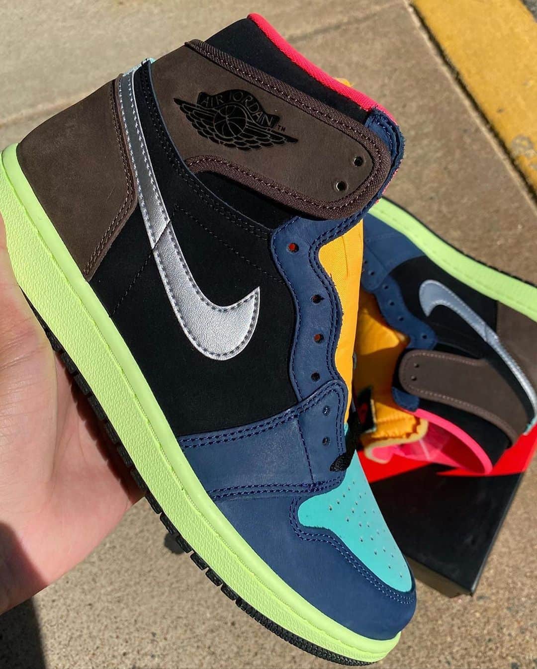 Sneakgalleryさんのインスタグラム写真 - (SneakgalleryInstagram)「In hand look at the Air Jordan 1 #BioHack dropping September 4th. What’s your thoughts 🔥or 🗑?」8月25日 9時48分 - sneakgallery