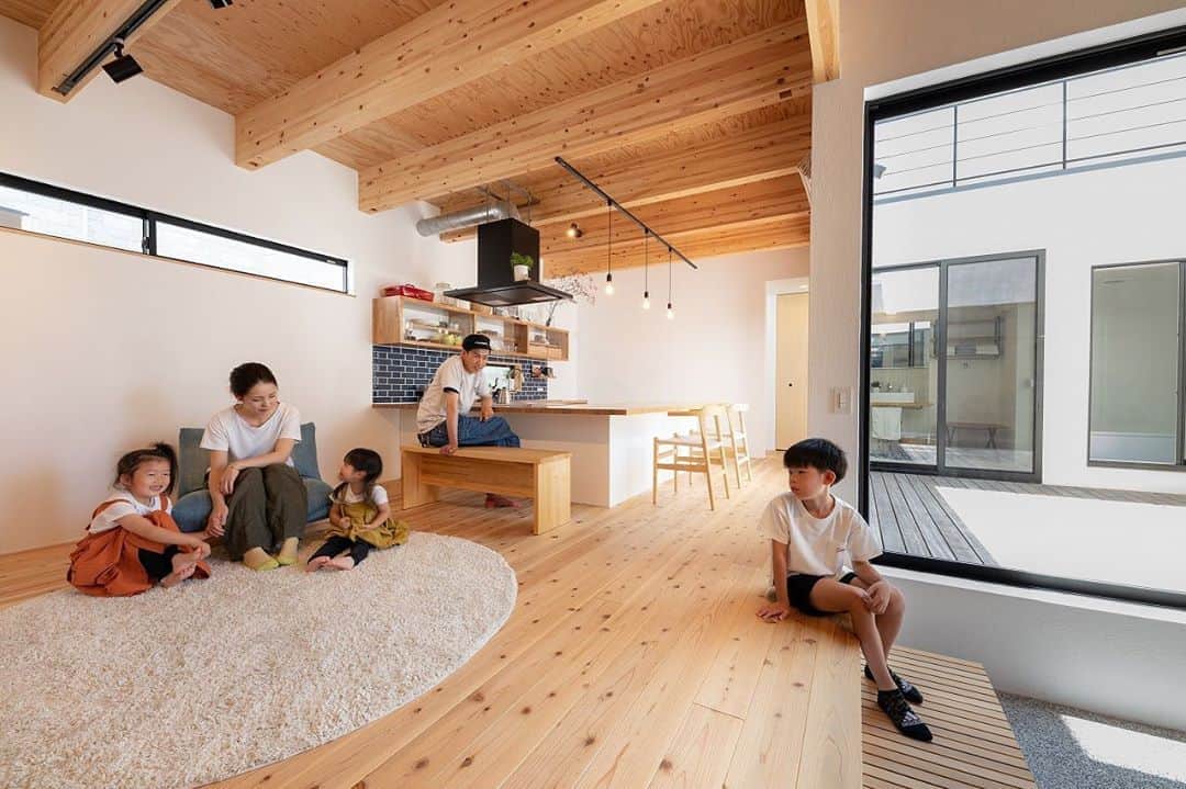 ソラマド香川のインスタグラム：「青空と暮らす家 あなただけの特別な住まいをプロデュースします。 ・ --------------------------------------- 「 #ソラマド香川 」で検索🔍 ・ ★「ソラマドの家」資料請求はこちら ・ → @request.soramadokagawa ・ ★もっと施工事例を見たい方はこちら ・ → @soramado_kagawa --------------------------------------- ソラマド香川(センコー産業株式会社) 綾歌郡宇多津町浜三番丁22-4 電話番号：0120-49-7257 営業時間：10時〜17時(水曜定休日) --------------------------------------- ・ ・ #リビングインテリア#キッチンインテリア#木の家#無垢床#マイホーム#新築#自由設計#シンプルな暮らし#自然光#暮らしを楽しむ#空間デザイン#soramado#ソラマド#家づくり#中庭のある家#カフェスタイル#自然素材#漆喰#自然素材の家#コートハウス#空#ウッドデッキ#注文住宅#中庭#おしゃれな家#ソラマドキッチン#設計事務所#センコー産業」